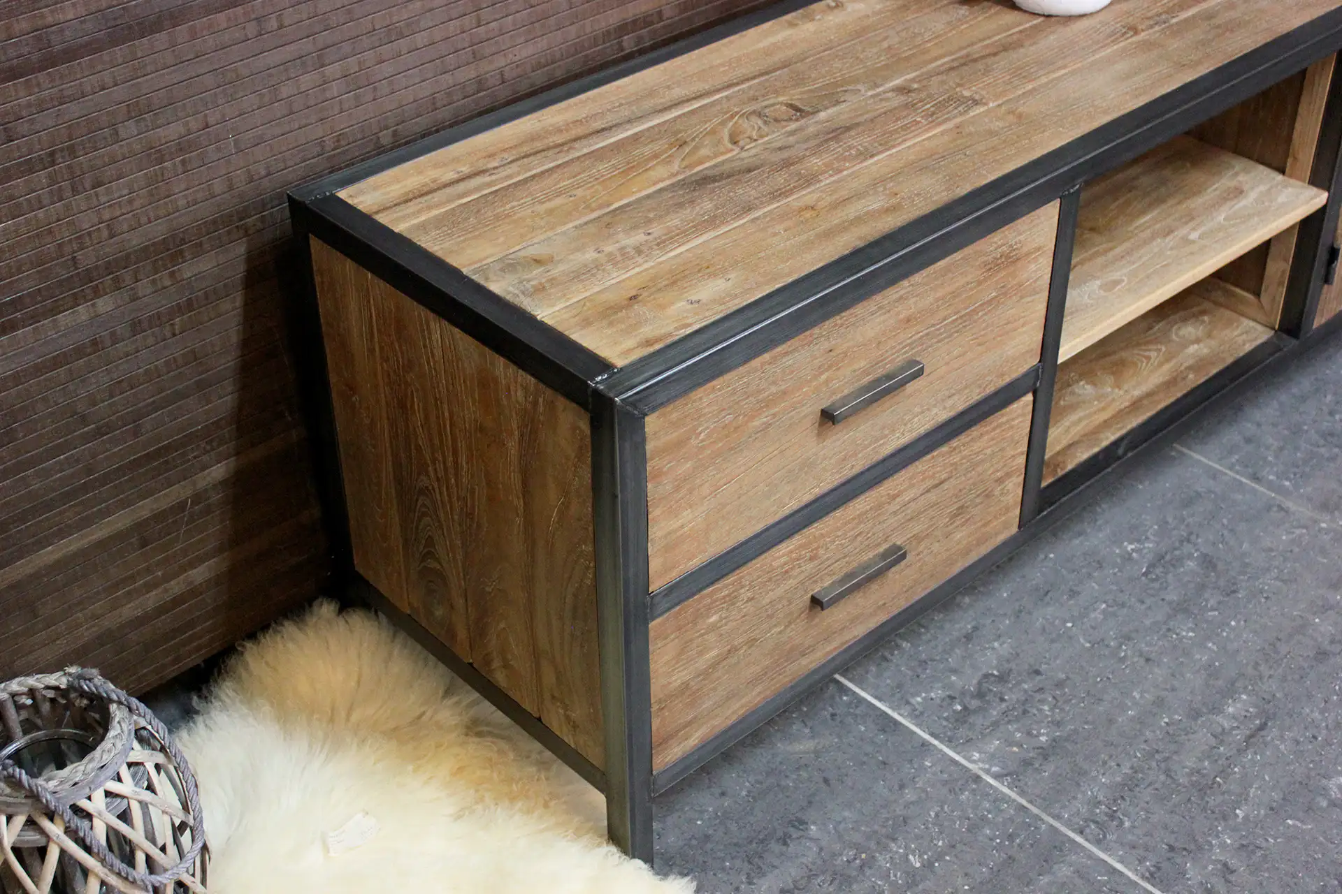 Teak Rumah TV150-180ML Old | meuble TV en bois de teak Meuble TV industriel en teck et métal, une belle combinaison de vieux teck et de métal. Meuble TV en bois avec métal - TEAK2.