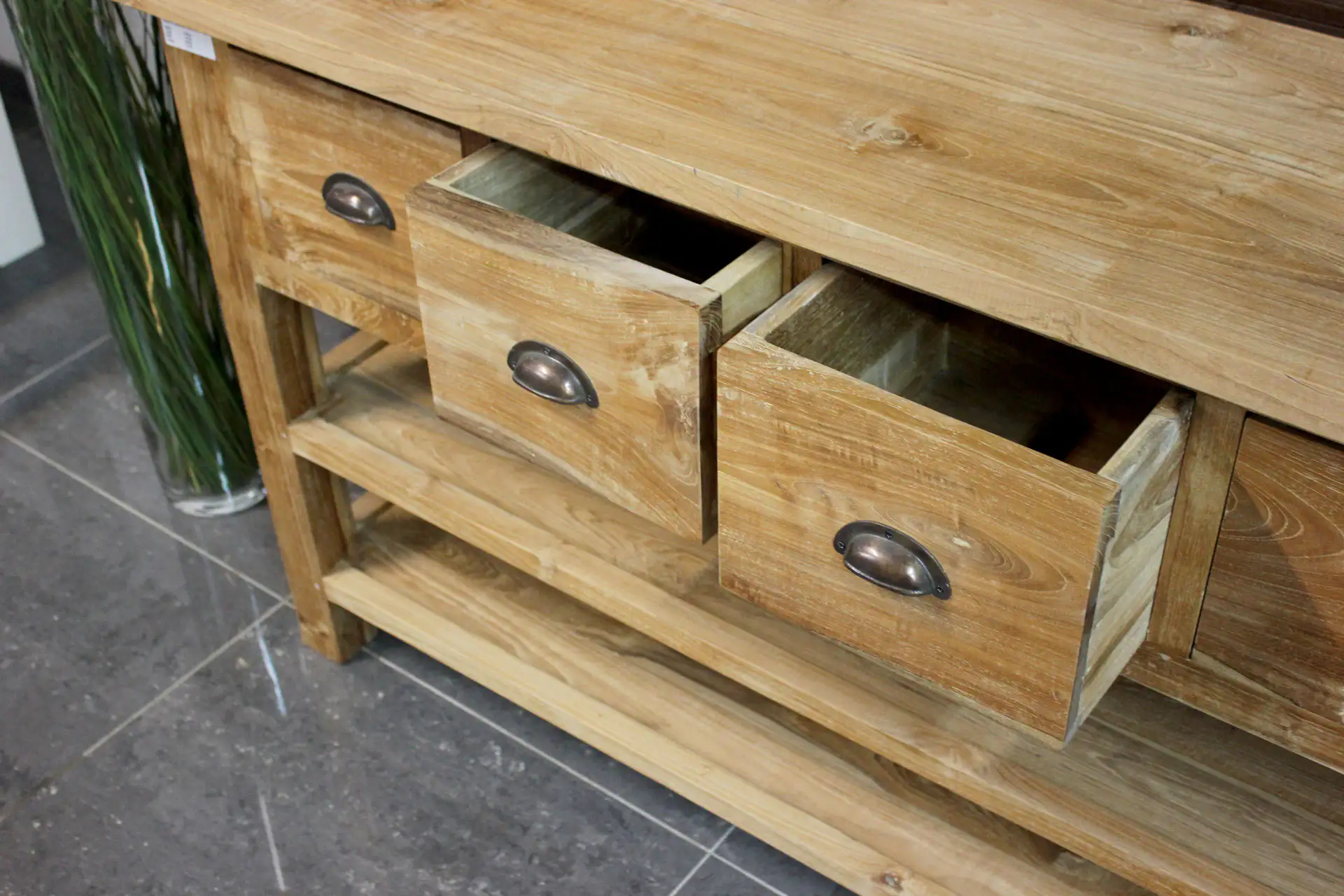 Teak Rusuk D100-220 | teak sidetable modern glad teak - TEAK2 Landelijke teak sidetable in modern glad teak. Wandtafel met lades en komprepen, 2 schappen. Bekijk de webshop van TEAK2.