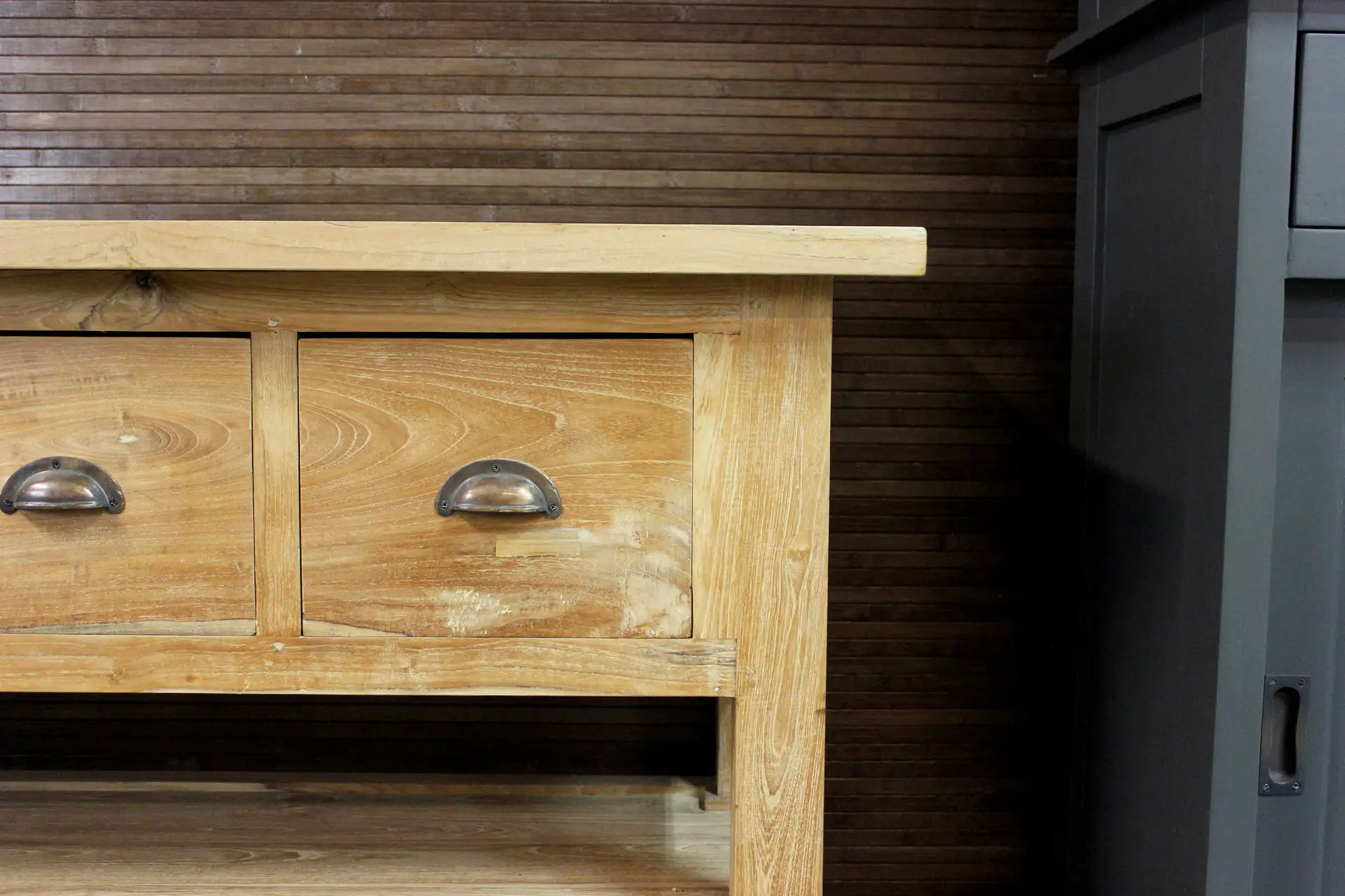 Teak Rusuk D100-220 | teak sidetable modern glad teak - TEAK2 Landelijke teak sidetable in modern glad teak. Wandtafel met lades en komprepen, 2 schappen. Bekijk de webshop van TEAK2.