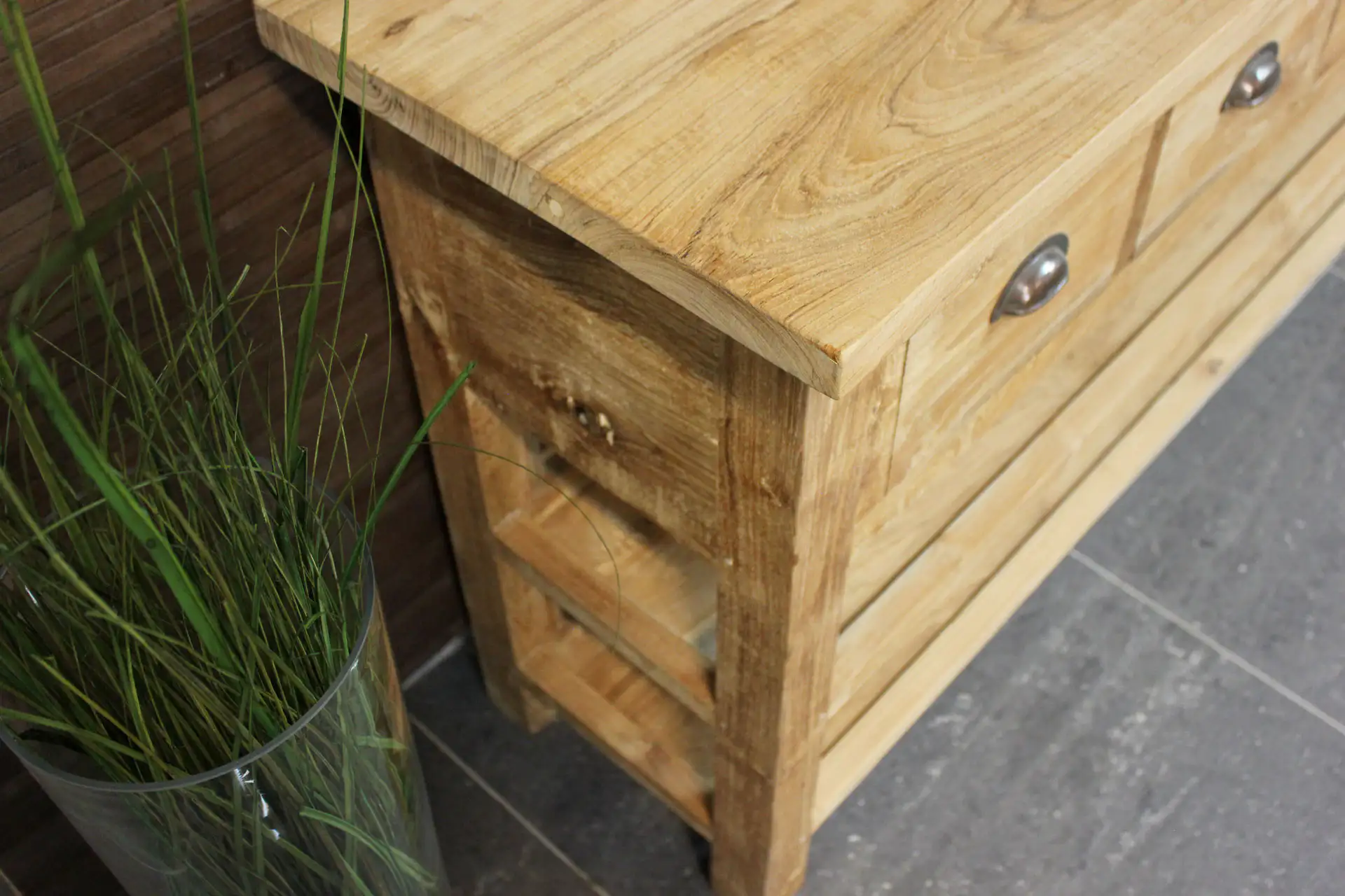 Teak Rusuk D100-220 | teak sidetable modern glad teak - TEAK2 Landelijke teak sidetable in modern glad teak. Wandtafel met lades en komprepen, 2 schappen. Bekijk de webshop van TEAK2.