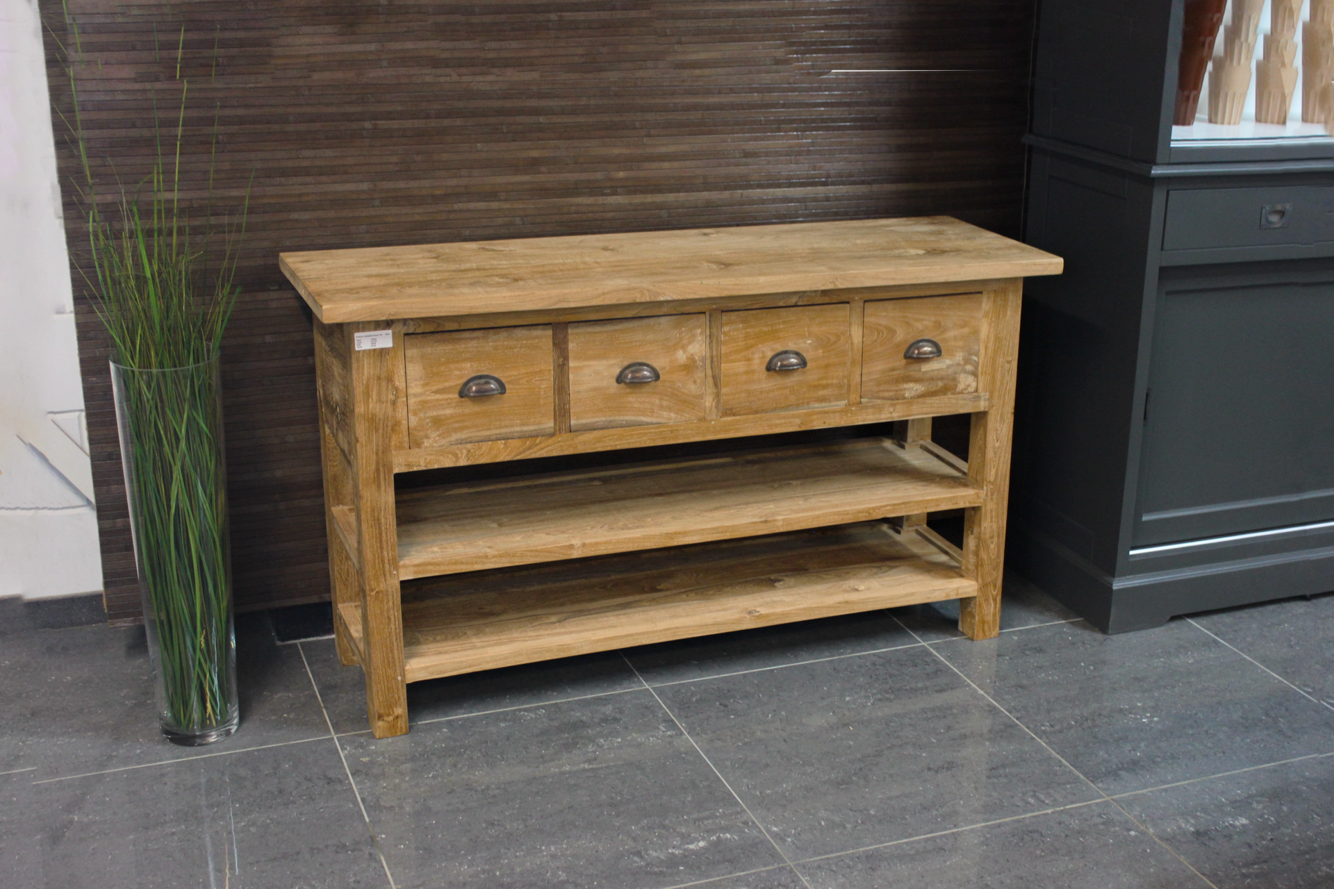 Teak Rusuk D100-220 Old | Beisteltisch aus Teak mit vielen Schubladen Teak-Beisteltisch mit vielen Schubladen, rustikaler Look durch das gebürstete Altteak. Teak-Beisteltische & Wandtafeln bei TEAK2.