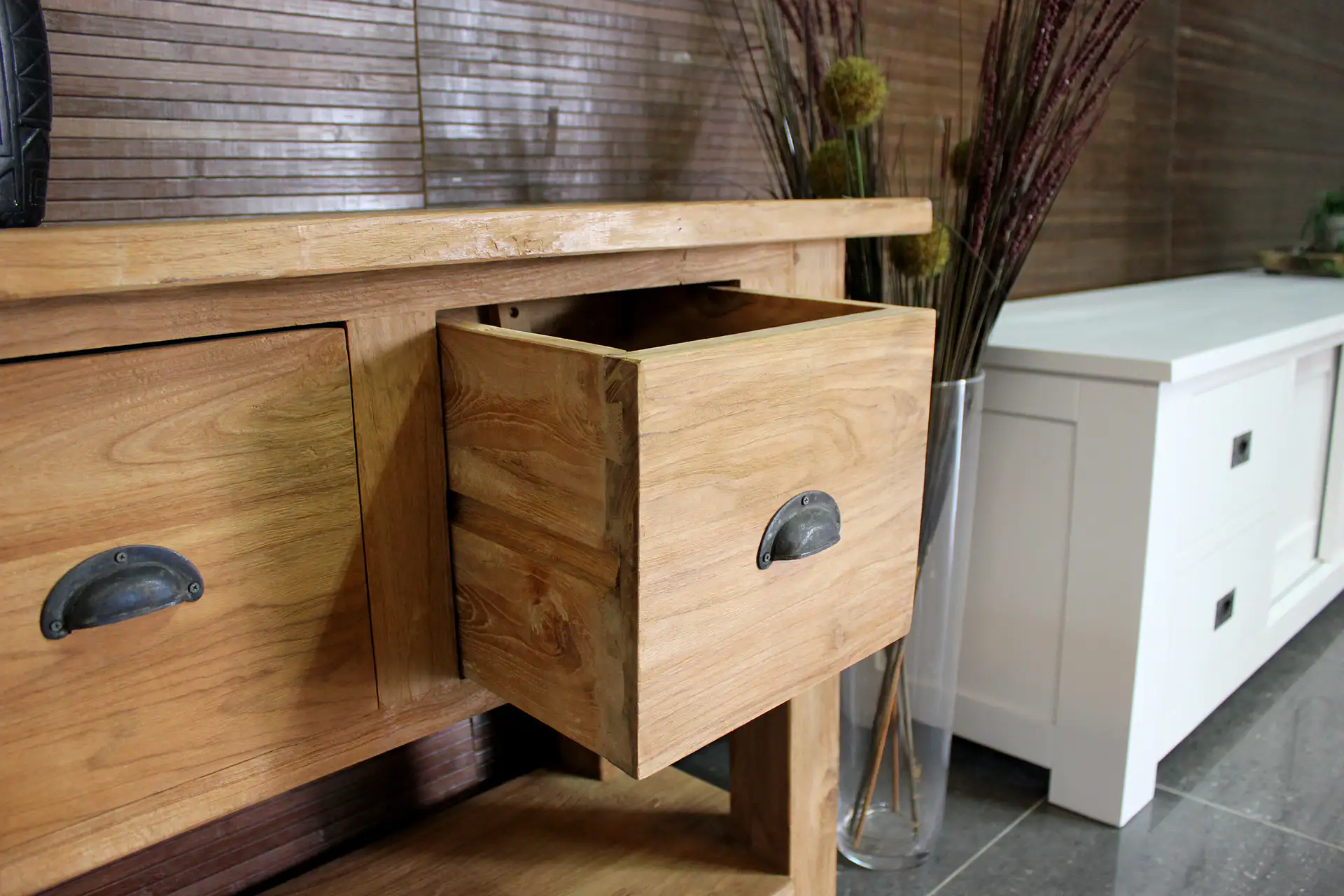 Teak Satu D100-220 Old | console rustique en teck avec tiroirs Console de style rustique en teck avec tiroirs et étagère en vieux teck brossé. Consoles de style campagnard chez TEAK2.