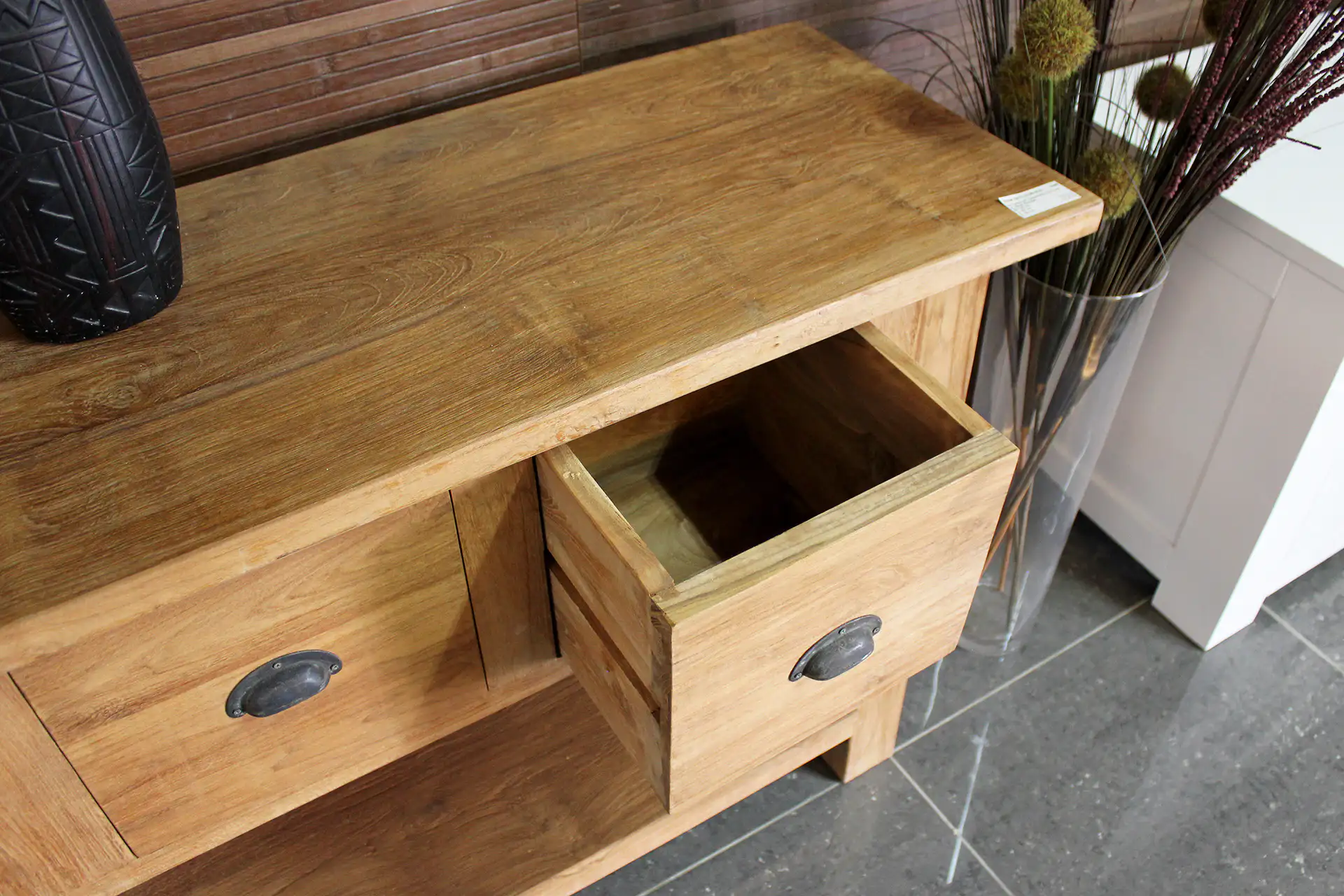 Teak Satu D100-220 Old | console rustique en teck avec tiroirs Console de style rustique en teck avec tiroirs et étagère en vieux teck brossé. Consoles de style campagnard chez TEAK2.