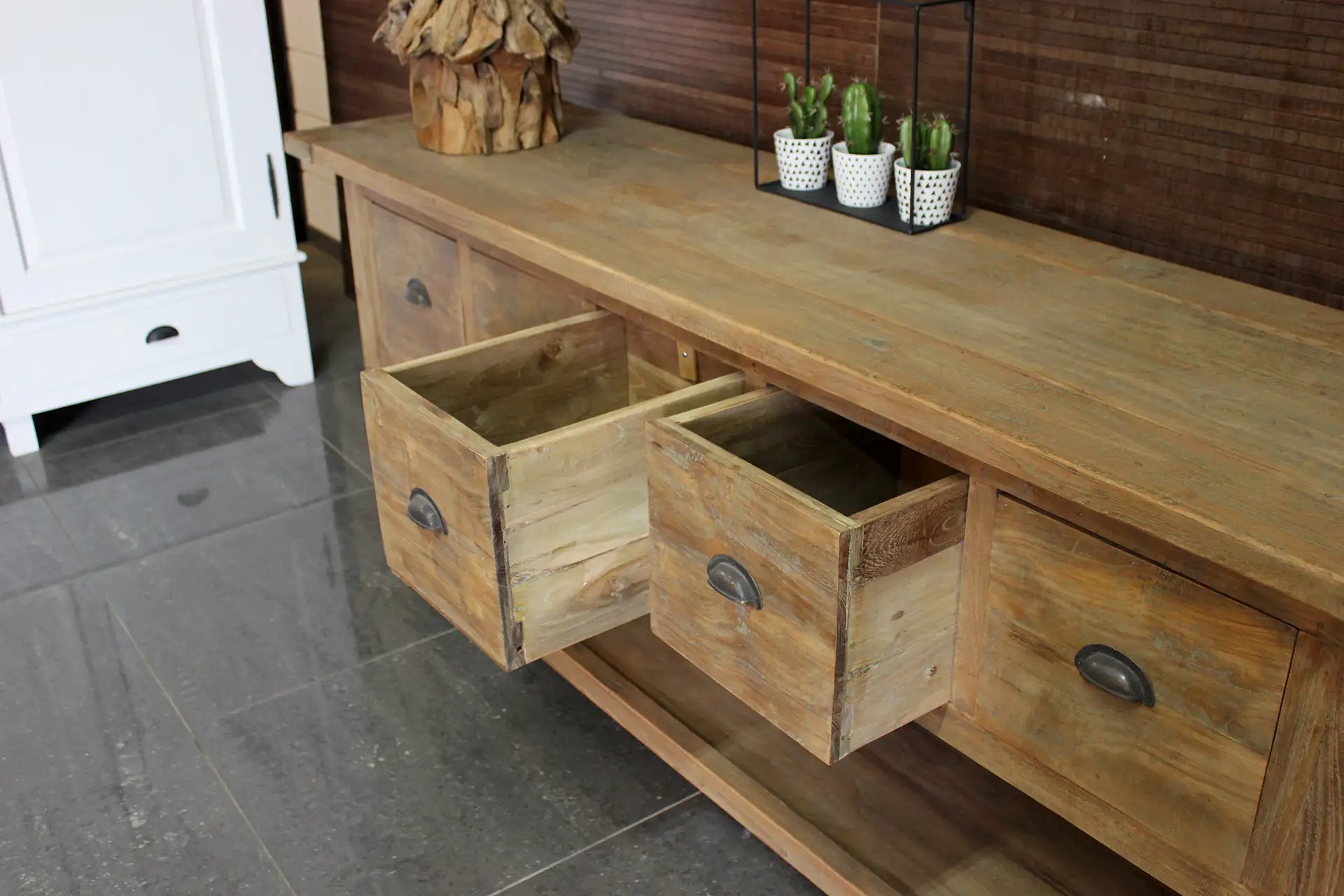 Teak Satu Kecil D200-250L Old | console en teck Table murale ou console en teck. Console en vieux teck avec tiroirs et étagère en dessous. Qualité et savoir-faire indonésiens.