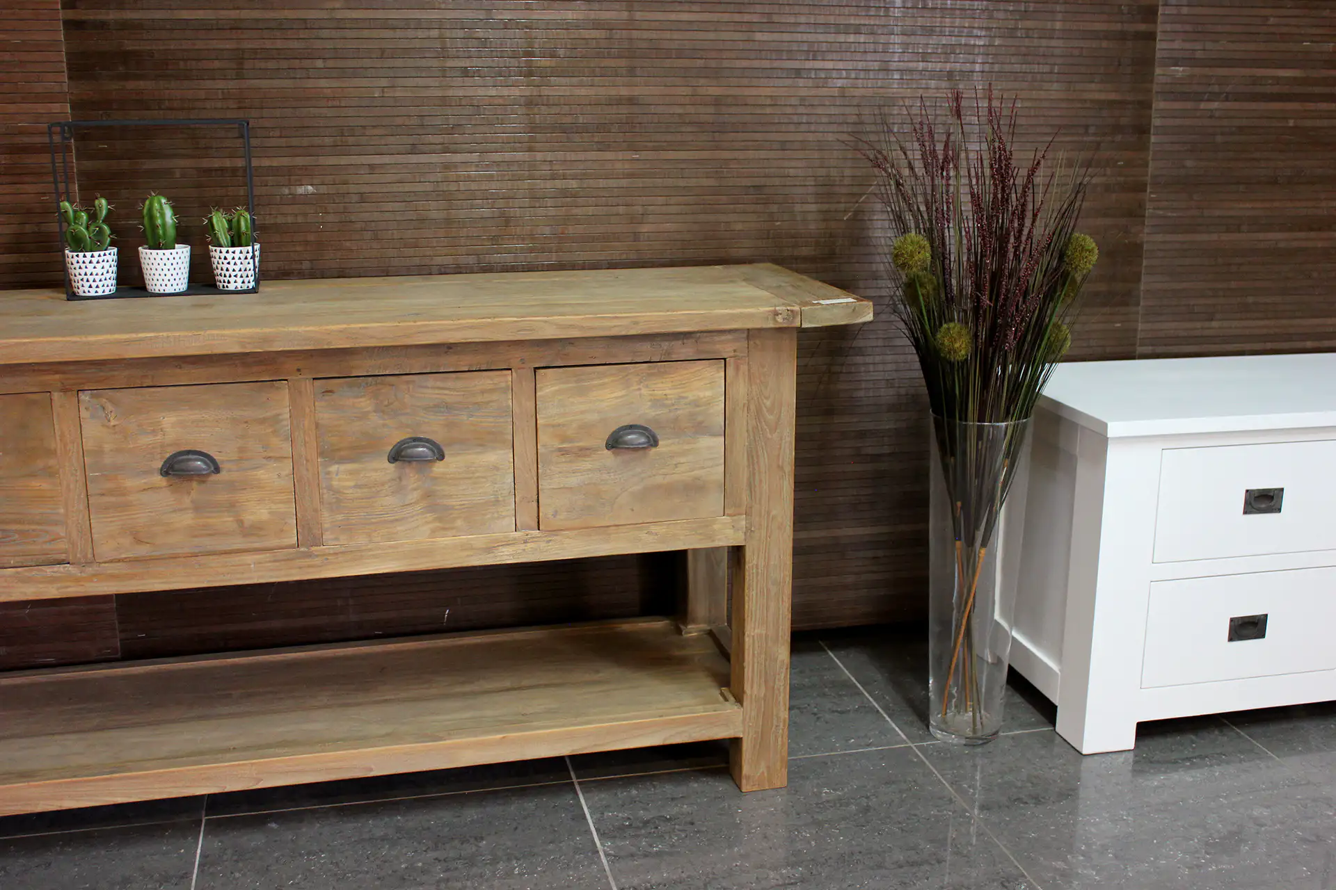 Teak Satu Kecil D200-250L Old | console en teck Table murale ou console en teck. Console en vieux teck avec tiroirs et étagère en dessous. Qualité et savoir-faire indonésiens.