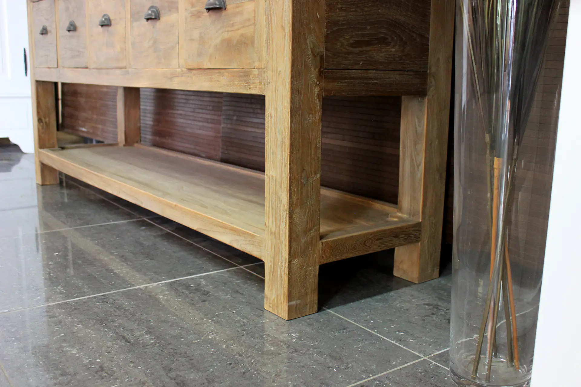 Teak Satu Kecil D200-250L Old | console en teck Table murale ou console en teck. Console en vieux teck avec tiroirs et étagère en dessous. Qualité et savoir-faire indonésiens.