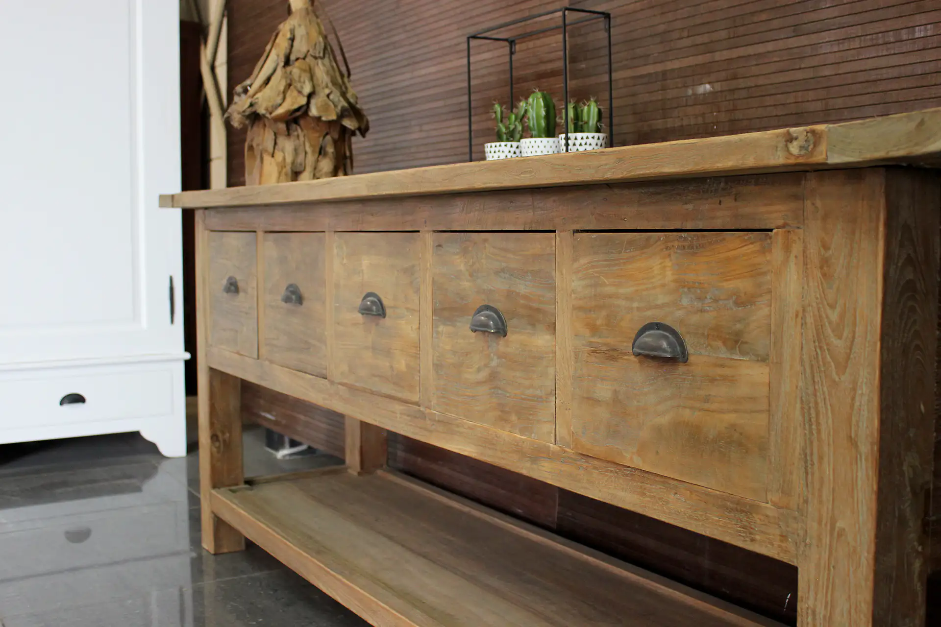 Teak Satu Kecil D200-250L Old | console en teck Table murale ou console en teck. Console en vieux teck avec tiroirs et étagère en dessous. Qualité et savoir-faire indonésiens.