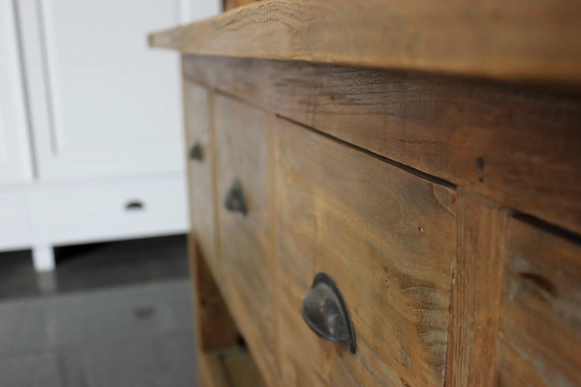 Teak Satu Kecil D200-250L Old | console en teck Table murale ou console en teck. Console en vieux teck avec tiroirs et étagère en dessous. Qualité et savoir-faire indonésiens.