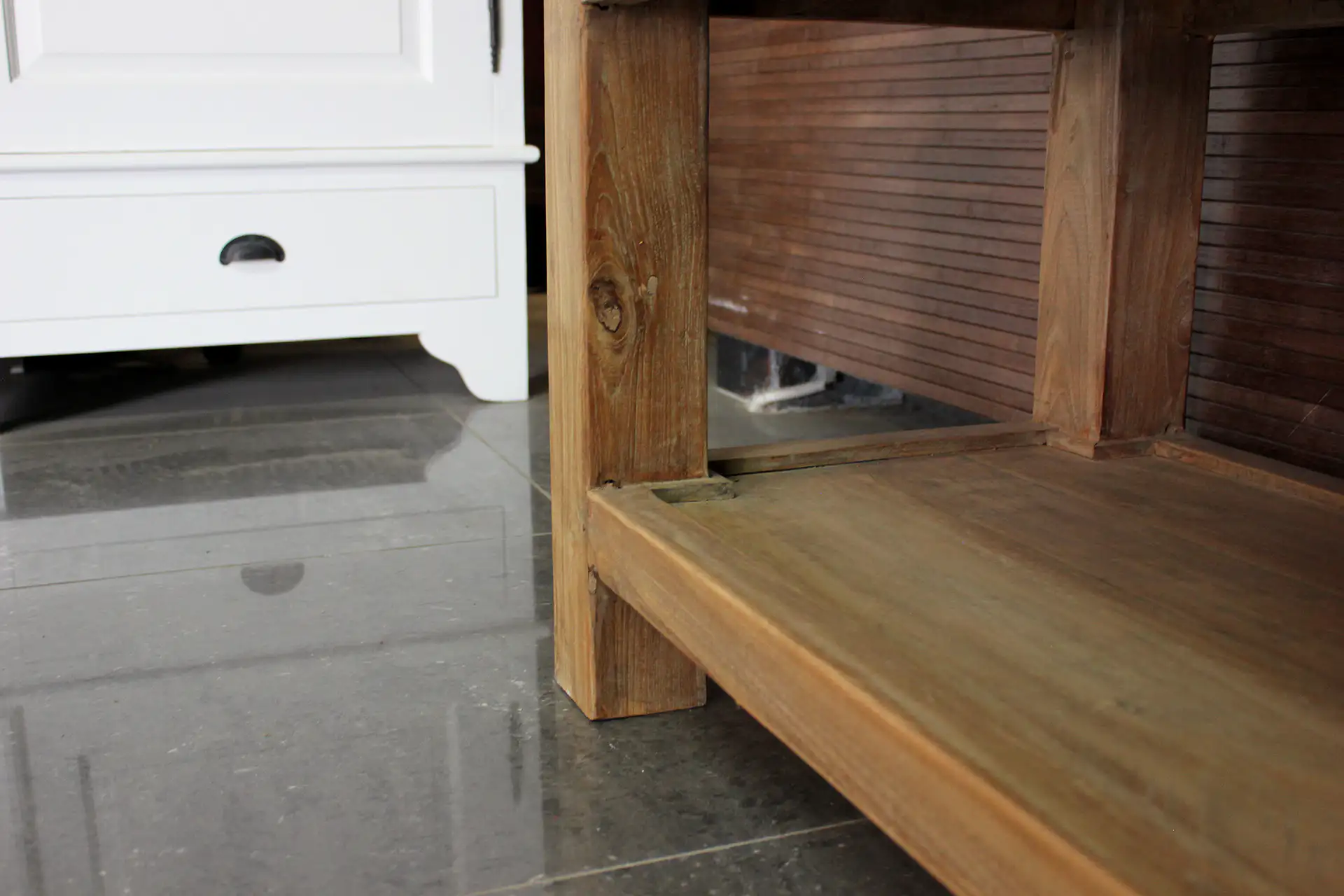 Teak Satu Kecil D200-250L Old | console en teck Table murale ou console en teck. Console en vieux teck avec tiroirs et étagère en dessous. Qualité et savoir-faire indonésiens.