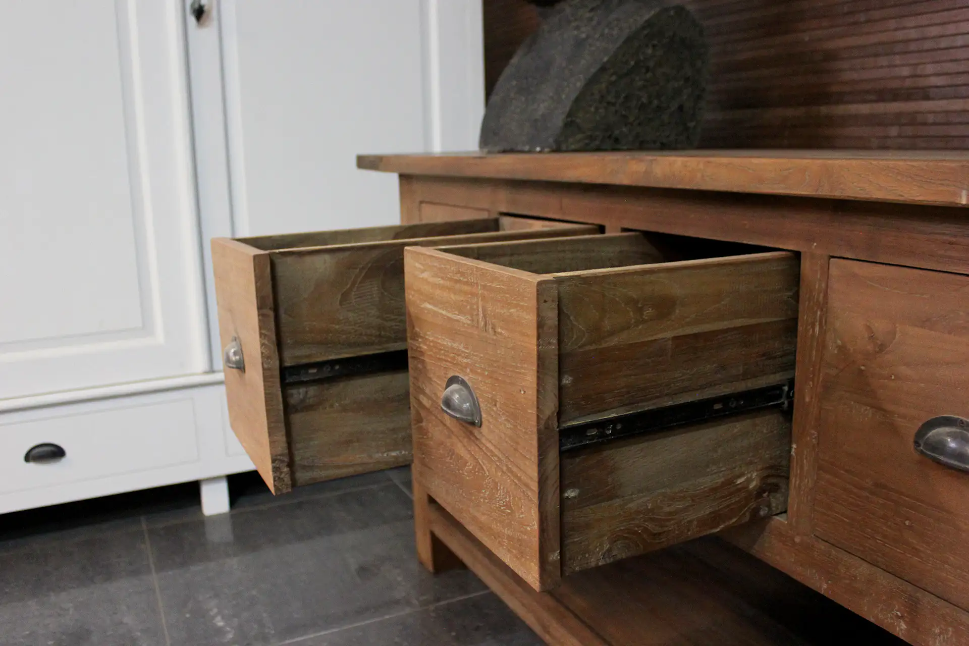 Teak Satu Kecil D200-250L Old | console en teck Table murale ou console en teck. Console en vieux teck avec tiroirs et étagère en dessous. Qualité et savoir-faire indonésiens.