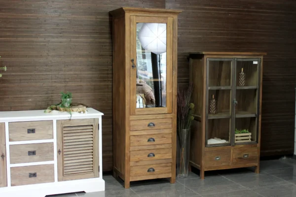 Landelijk teakhouten kastje met lades in massief oud teak. Teak wandkast uit Indonesië. Teak kastje of smalle vitrinekast - TEAK2.