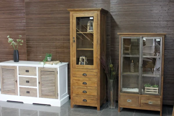 Landelijk teakhouten kastje met lades in massief oud teak. Teak wandkast uit Indonesië. Teak kastje of smalle vitrinekast - TEAK2.