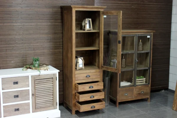 Landelijk teakhouten kastje met lades in massief oud teak. Teak wandkast uit Indonesië. Teak kastje of smalle vitrinekast - TEAK2.