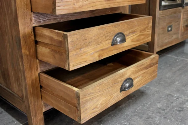 Landelijk teakhouten kastje met lades in massief oud teak. Teak wandkast uit Indonesië. Teak kastje of smalle vitrinekast - TEAK2.