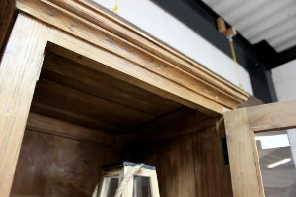 Landelijk teakhouten kastje met lades in massief oud teak. Teak wandkast uit Indonesië. Teak kastje of smalle vitrinekast - TEAK2.