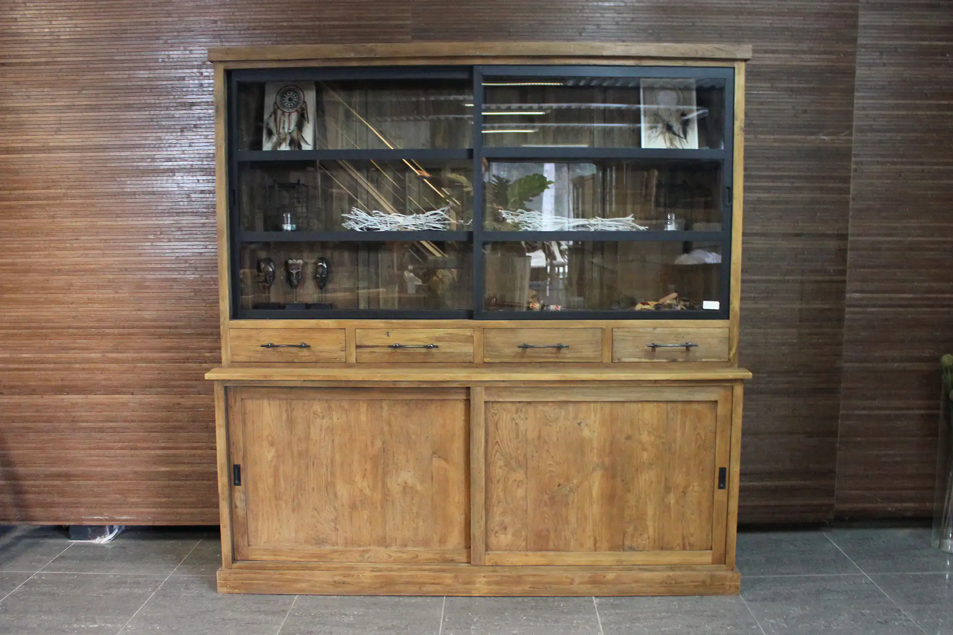 Teak Surya 160-220BML Old | teck industriel vitrine Vitrine industrielle en teck, fer et vieux teck massif, portes coulissantes en fer - TEAK2.