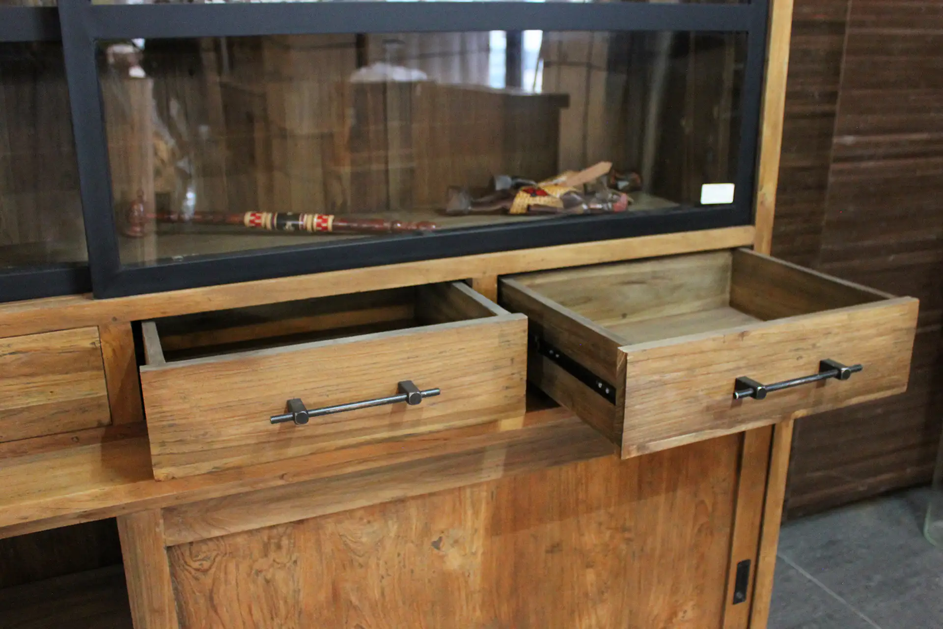 Teak Surya 160-220BML Old | teck industriel vitrine Vitrine industrielle en teck, fer et vieux teck massif, portes coulissantes en fer - TEAK2.