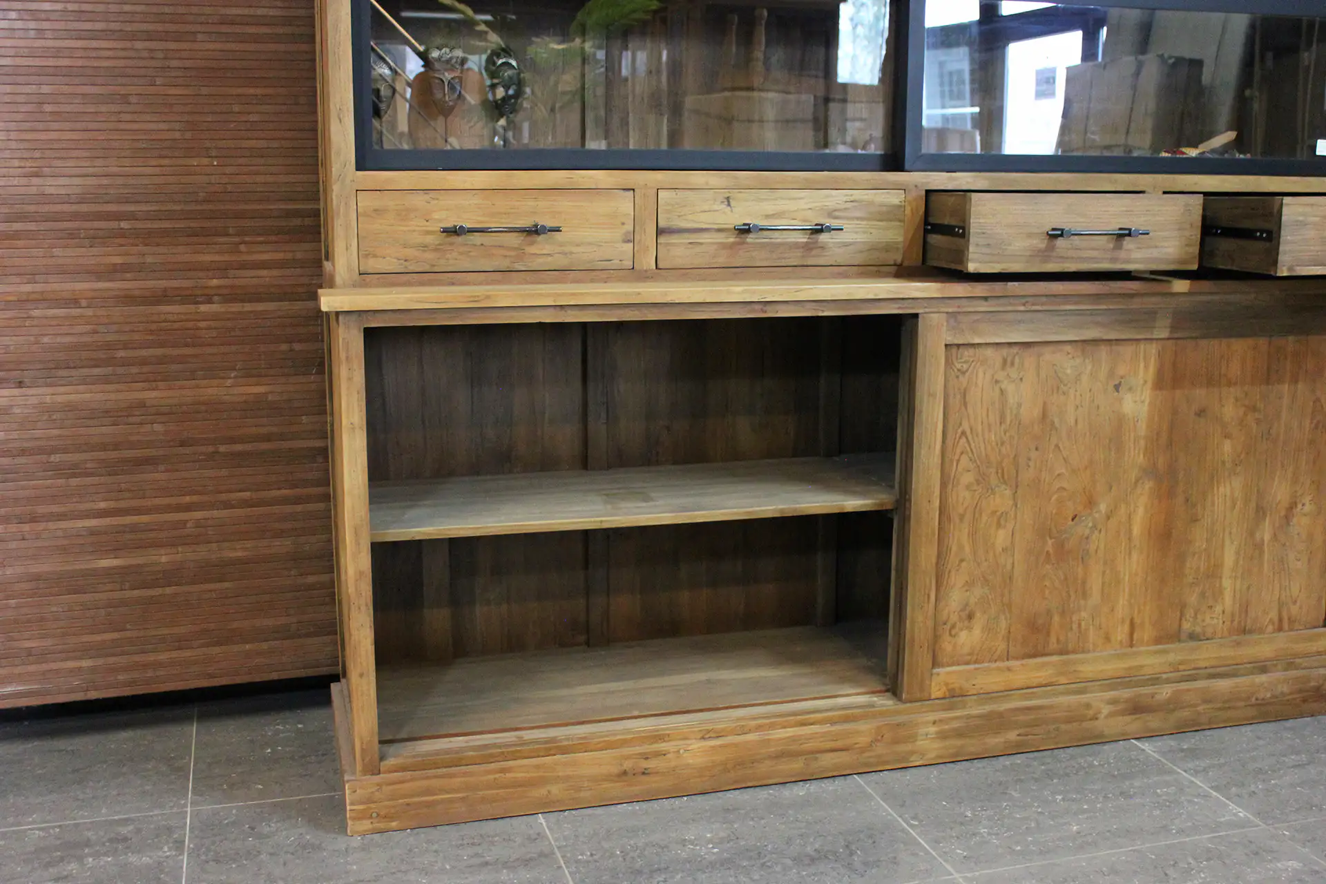 Teak Surya 160-220BML Old | teck industriel vitrine Vitrine industrielle en teck, fer et vieux teck massif, portes coulissantes en fer - TEAK2.
