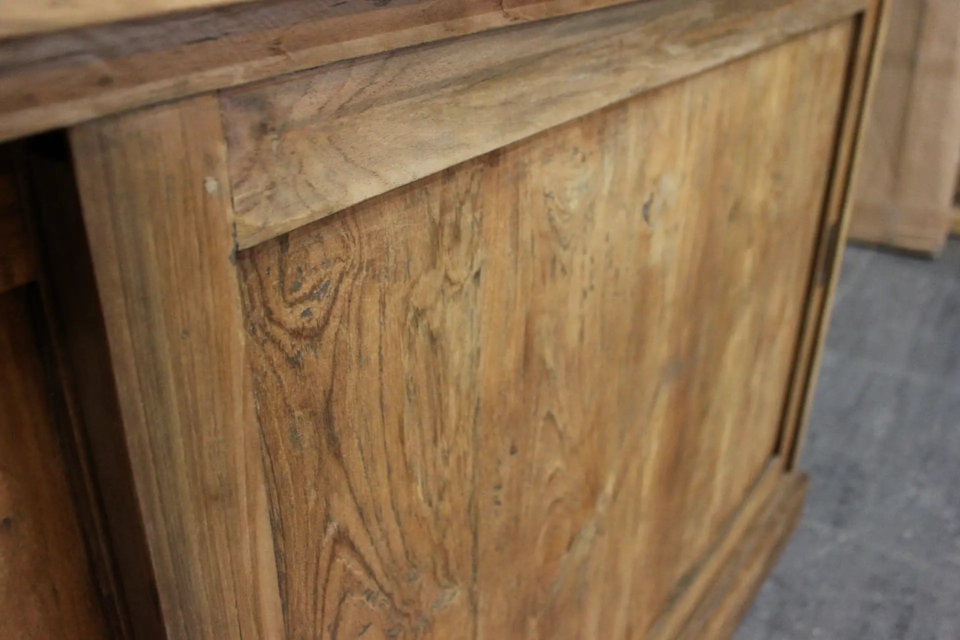 Teak Surya 160-220BML Old | teck industriel vitrine Vitrine industrielle en teck, fer et vieux teck massif, portes coulissantes en fer - TEAK2.