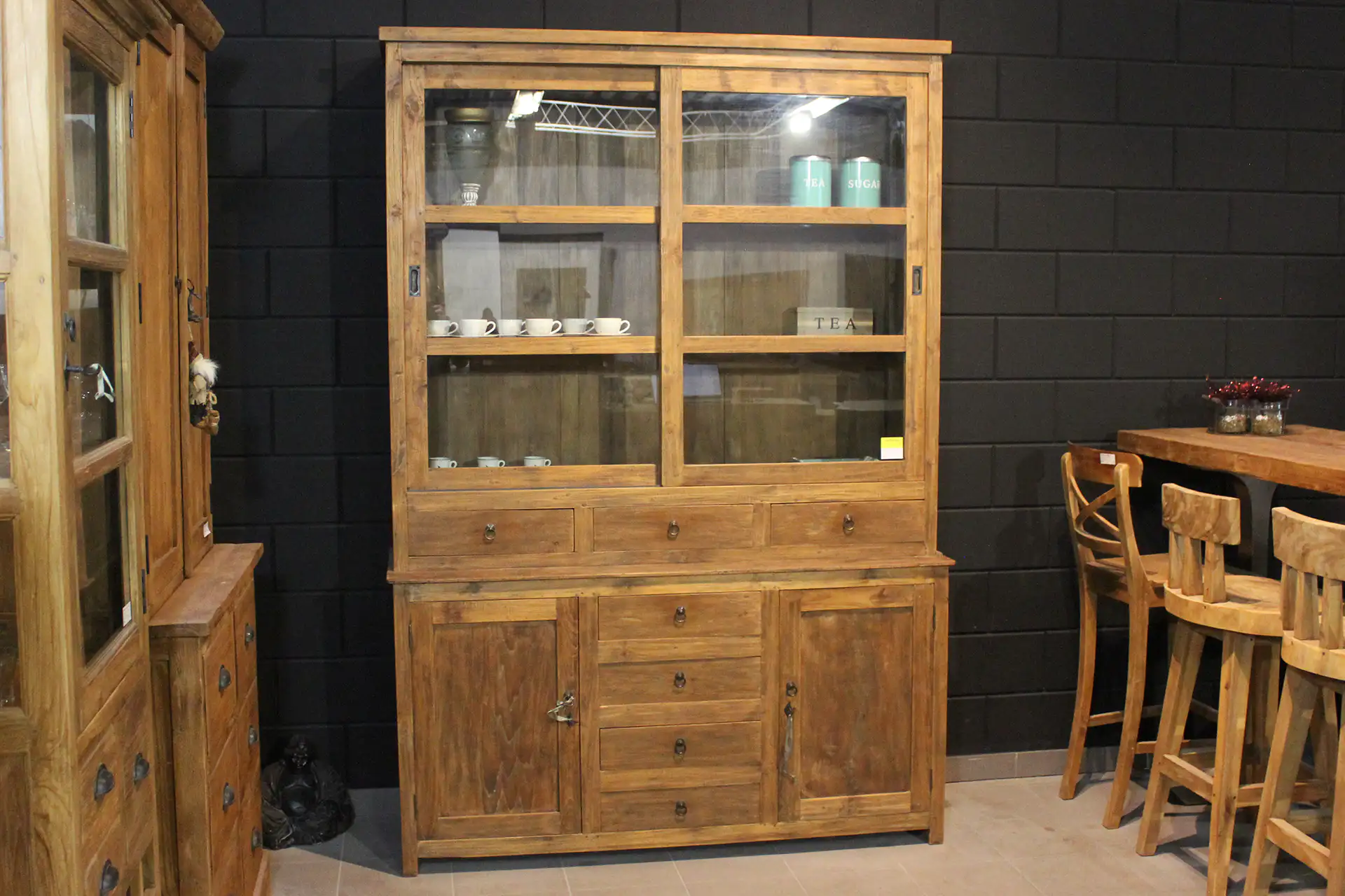 Teak Surya SP 150L Old | rustikale Vitrine aus altem Holz Rustikale alte hölzerne Vitrine, massives altes Teakholz. Moderner rustikaler Look, Buffetschrank aus Teakholz – TEAK2.