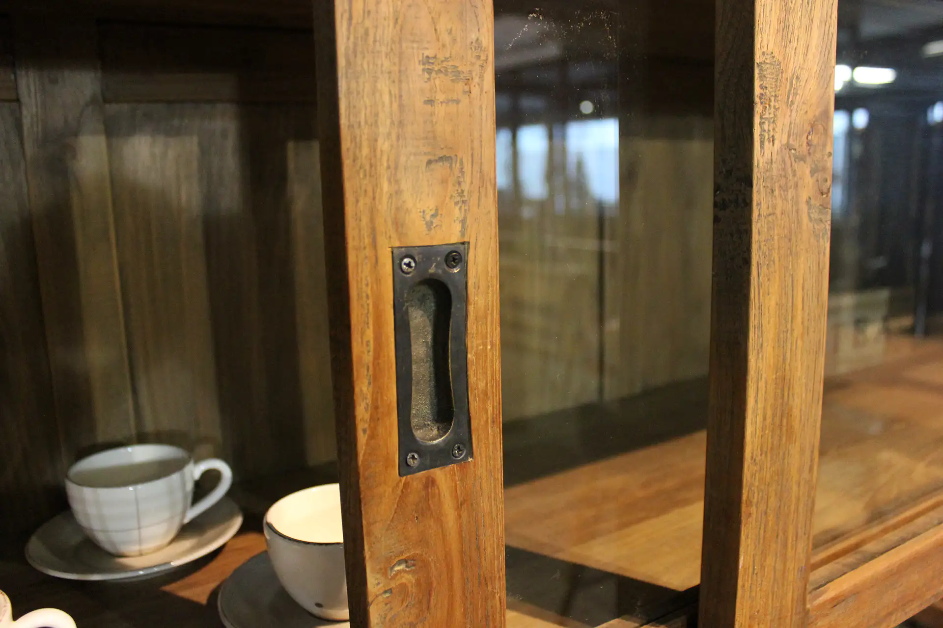 Teak Surya SP 150L Old | rustikale Vitrine aus altem Holz Rustikale alte hölzerne Vitrine, massives altes Teakholz. Moderner rustikaler Look, Buffetschrank aus Teakholz – TEAK2.