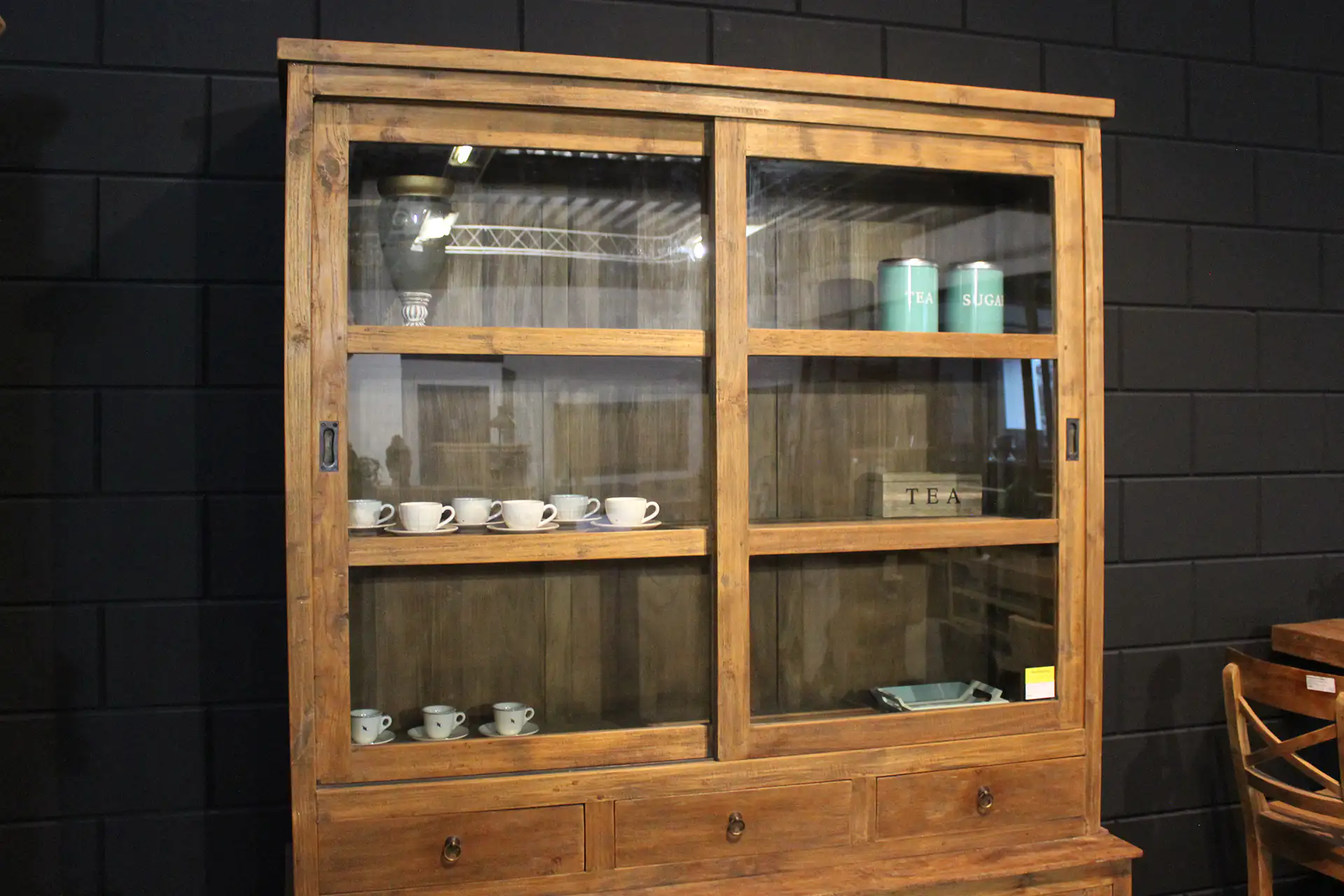 Teak Surya SP 150L Old | rustikale Vitrine aus altem Holz Rustikale alte hölzerne Vitrine, massives altes Teakholz. Moderner rustikaler Look, Buffetschrank aus Teakholz – TEAK2.