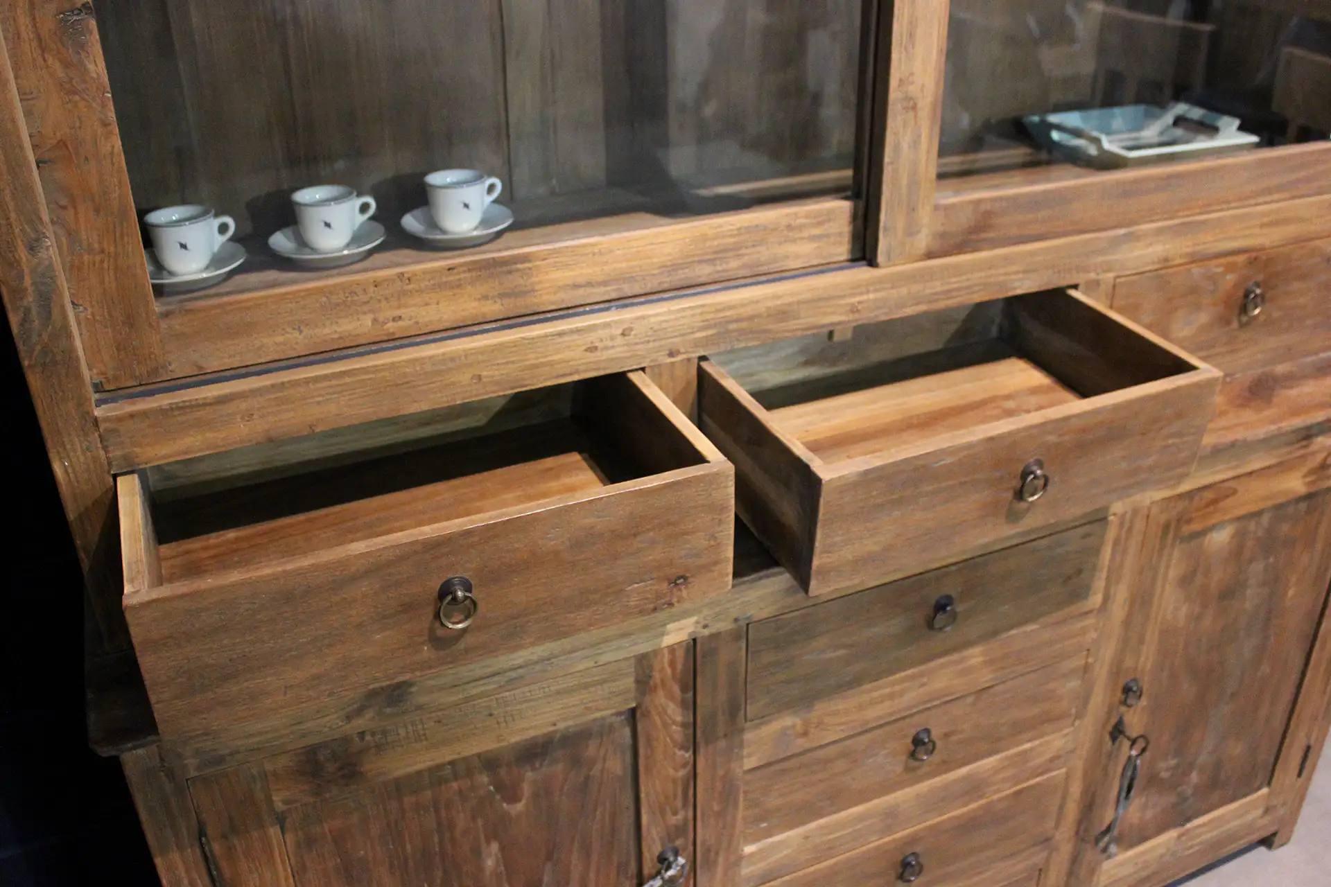 Teak Surya SP 150L Old | rustikale Vitrine aus altem Holz Rustikale alte hölzerne Vitrine, massives altes Teakholz. Moderner rustikaler Look, Buffetschrank aus Teakholz – TEAK2.