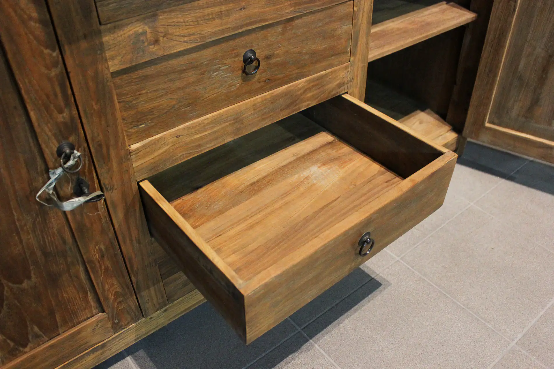 Teak Surya SP 150L Old | rustikale Vitrine aus altem Holz Rustikale alte hölzerne Vitrine, massives altes Teakholz. Moderner rustikaler Look, Buffetschrank aus Teakholz – TEAK2.