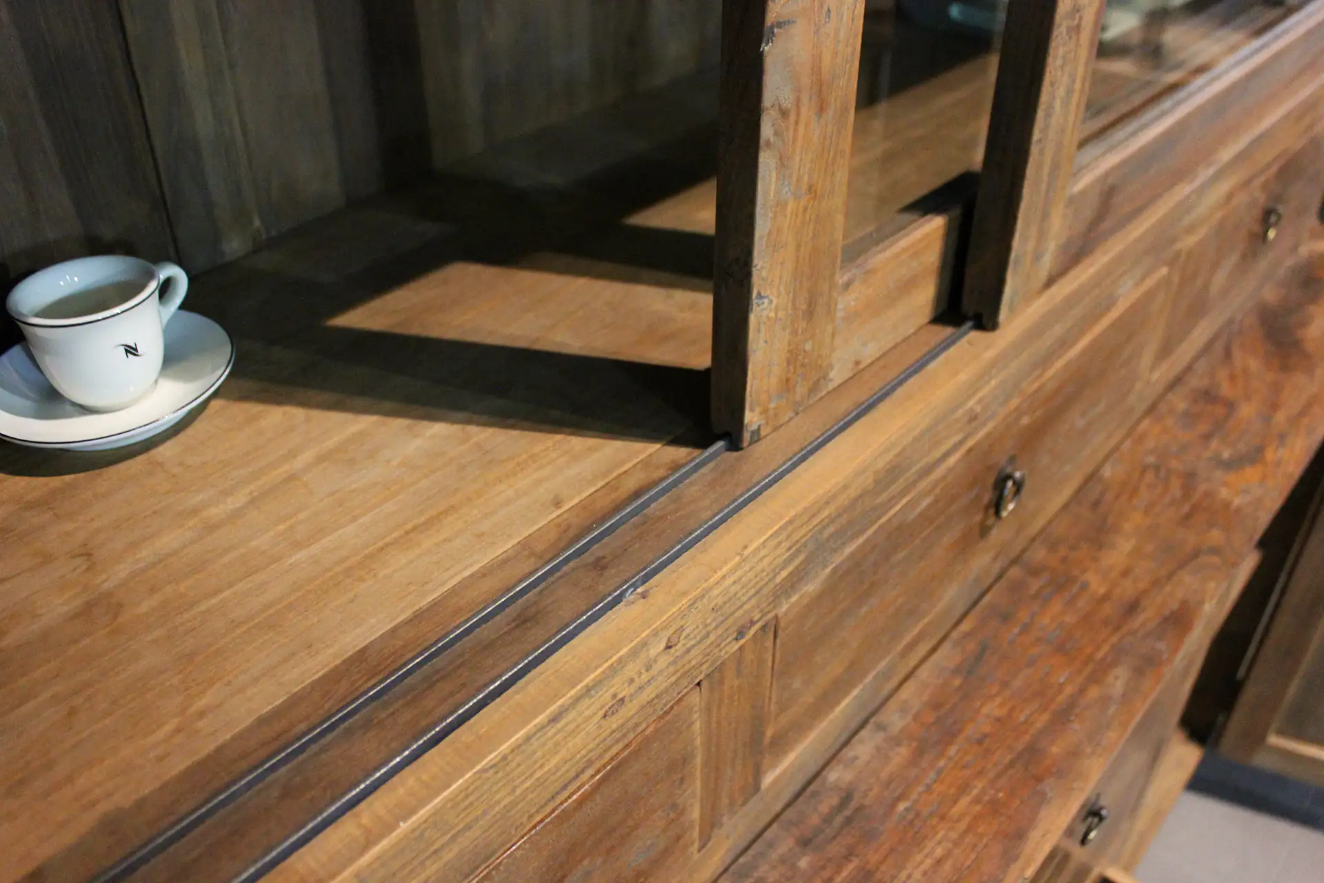 Teak Surya SP 150L Old | rustikale Vitrine aus altem Holz Rustikale alte hölzerne Vitrine, massives altes Teakholz. Moderner rustikaler Look, Buffetschrank aus Teakholz – TEAK2.