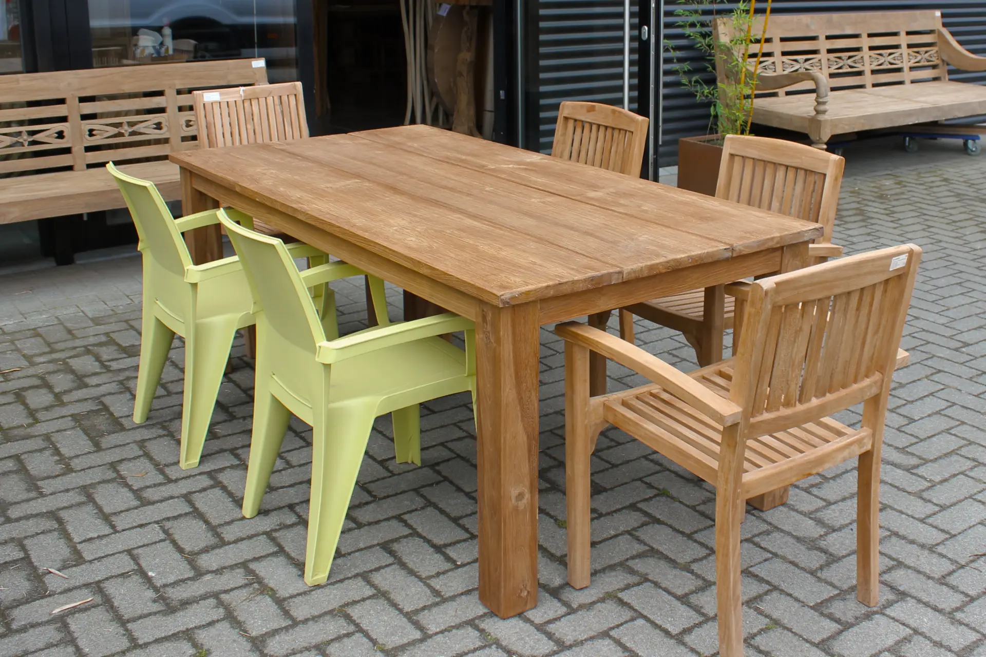 Teak Taman O180-240 Old | teak tuintafel zonder kopregel Teak tuintafel zonder kopregel in geborsteld oud teakhout. Lange, brede planken en moderne uitstraling - TEAK2.