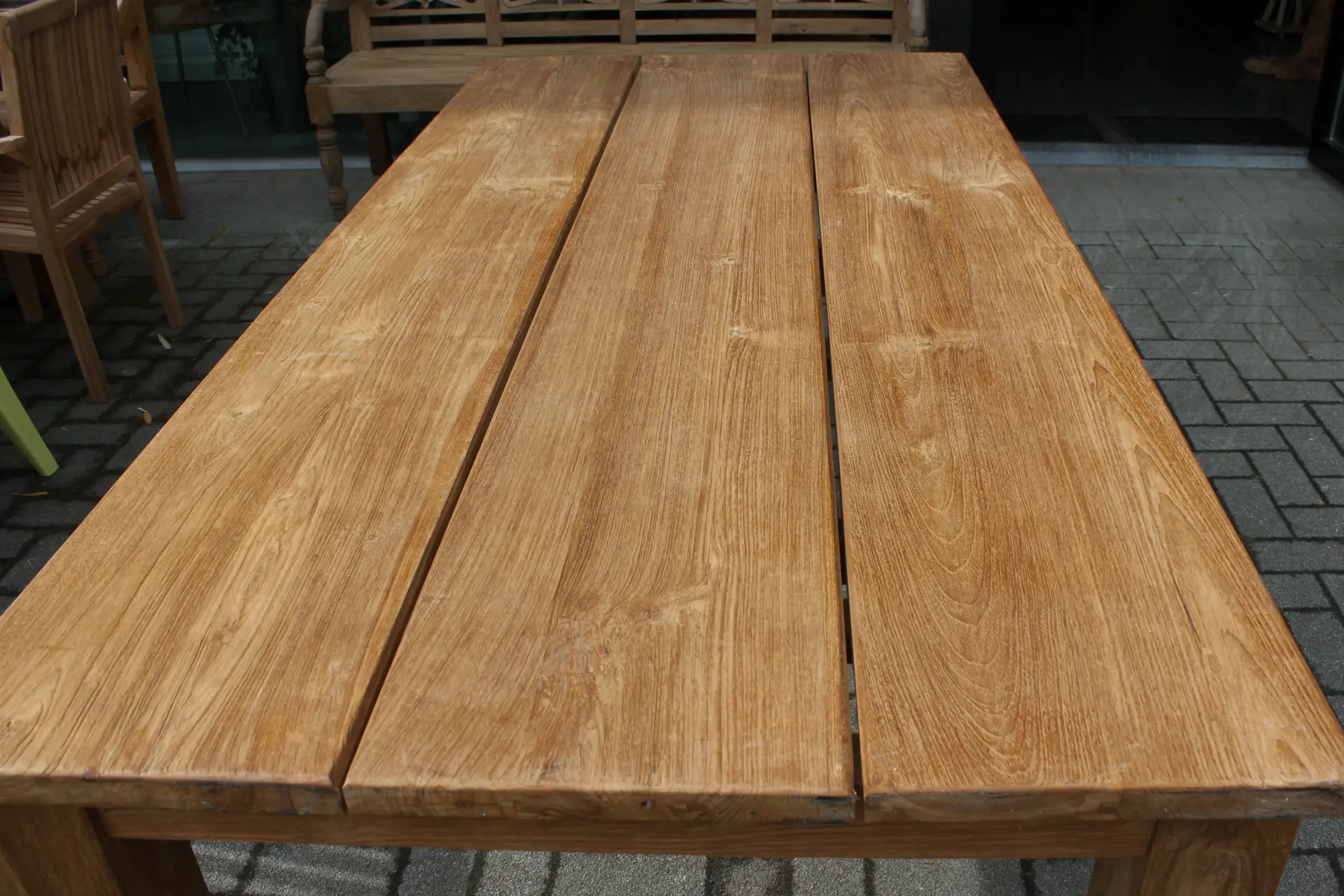 Teak Taman O180-240 Old | teak tuintafel zonder kopregel Teak tuintafel zonder kopregel in geborsteld oud teakhout. Lange, brede planken en moderne uitstraling - TEAK2.