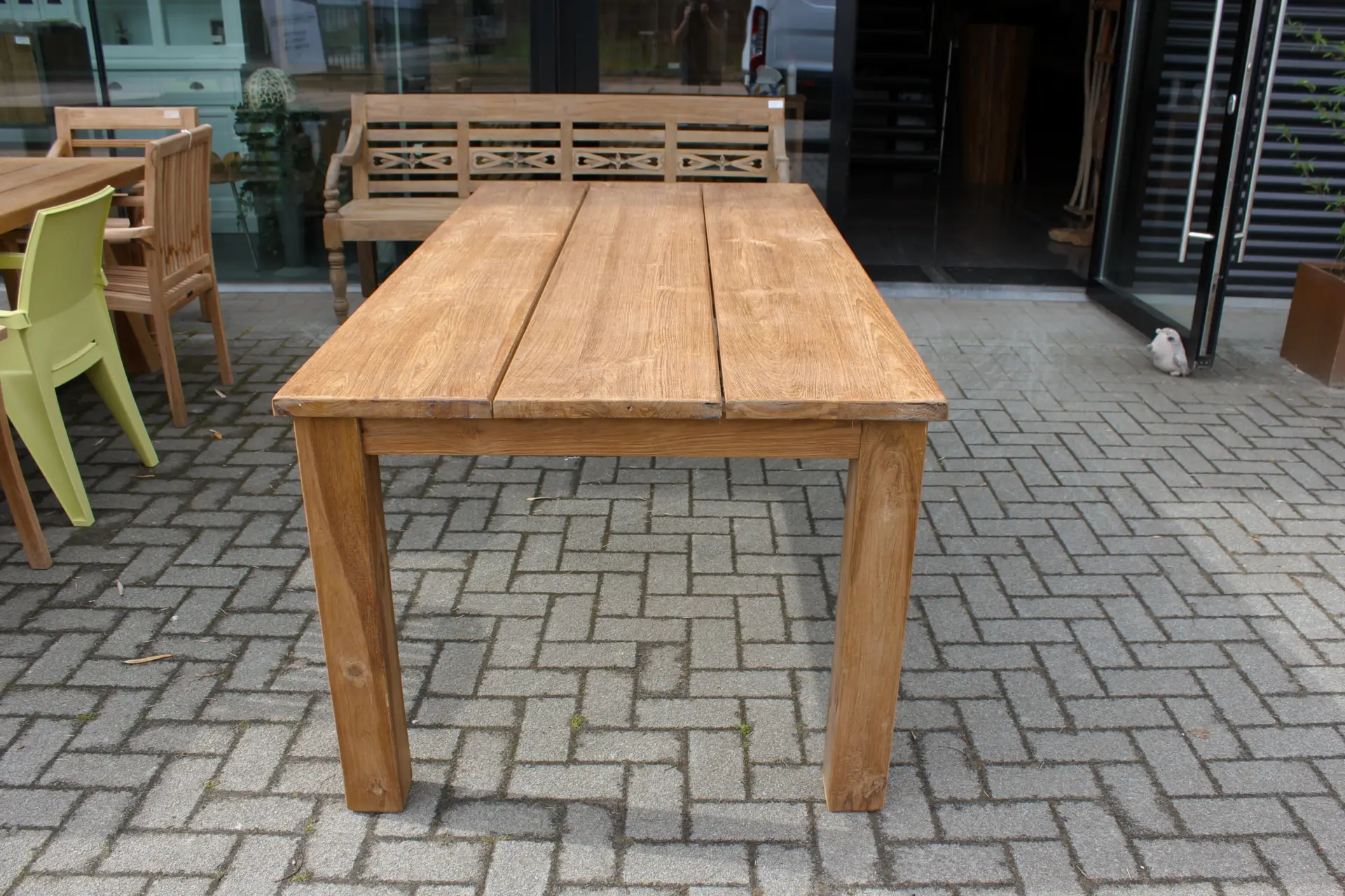 Teak Taman O180-240 Old | teak tuintafel zonder kopregel Teak tuintafel zonder kopregel in geborsteld oud teakhout. Lange, brede planken en moderne uitstraling - TEAK2.