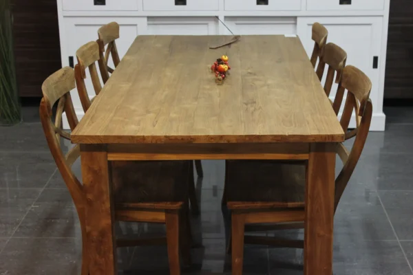 Table à manger moderne en teck avec structure en vieux teck brossé rustique. Table en bois, teck de qualité d'Indonésie chez TEAK2.