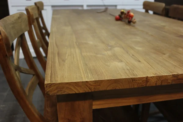 Table à manger moderne en teck avec structure en vieux teck brossé rustique. Table en bois, teck de qualité d'Indonésie chez TEAK2.