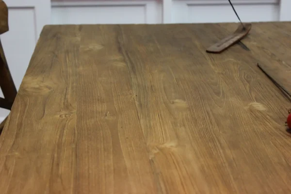 Table à manger moderne en teck avec structure en vieux teck brossé rustique. Table en bois, teck de qualité d'Indonésie chez TEAK2.