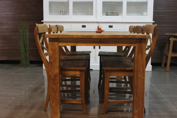 Table à manger moderne en teck avec structure en vieux teck brossé rustique. Table en bois, teck de qualité d'Indonésie chez TEAK2.