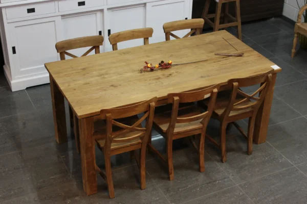Table à manger moderne en teck avec structure en vieux teck brossé rustique. Table en bois, teck de qualité d'Indonésie chez TEAK2.