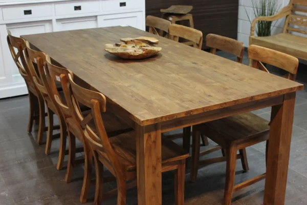 Table à manger moderne en teck avec structure en vieux teck brossé rustique. Table en bois, teck de qualité d'Indonésie chez TEAK2.