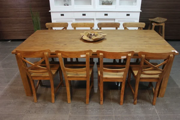 Table à manger moderne en teck avec structure en vieux teck brossé rustique. Table en bois, teck de qualité d'Indonésie chez TEAK2.
