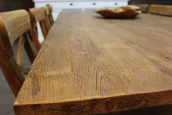 Table à manger moderne en teck avec structure en vieux teck brossé rustique. Table en bois, teck de qualité d'Indonésie chez TEAK2.
