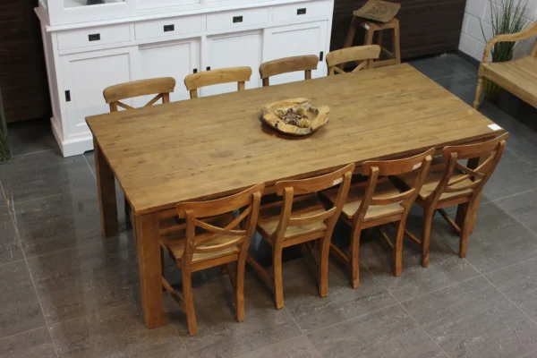 Table à manger moderne en teck avec structure en vieux teck brossé rustique. Table en bois, teck de qualité d'Indonésie chez TEAK2.
