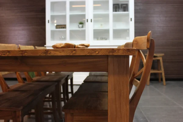 Table à manger moderne en teck avec structure en vieux teck brossé rustique. Table en bois, teck de qualité d'Indonésie chez TEAK2.