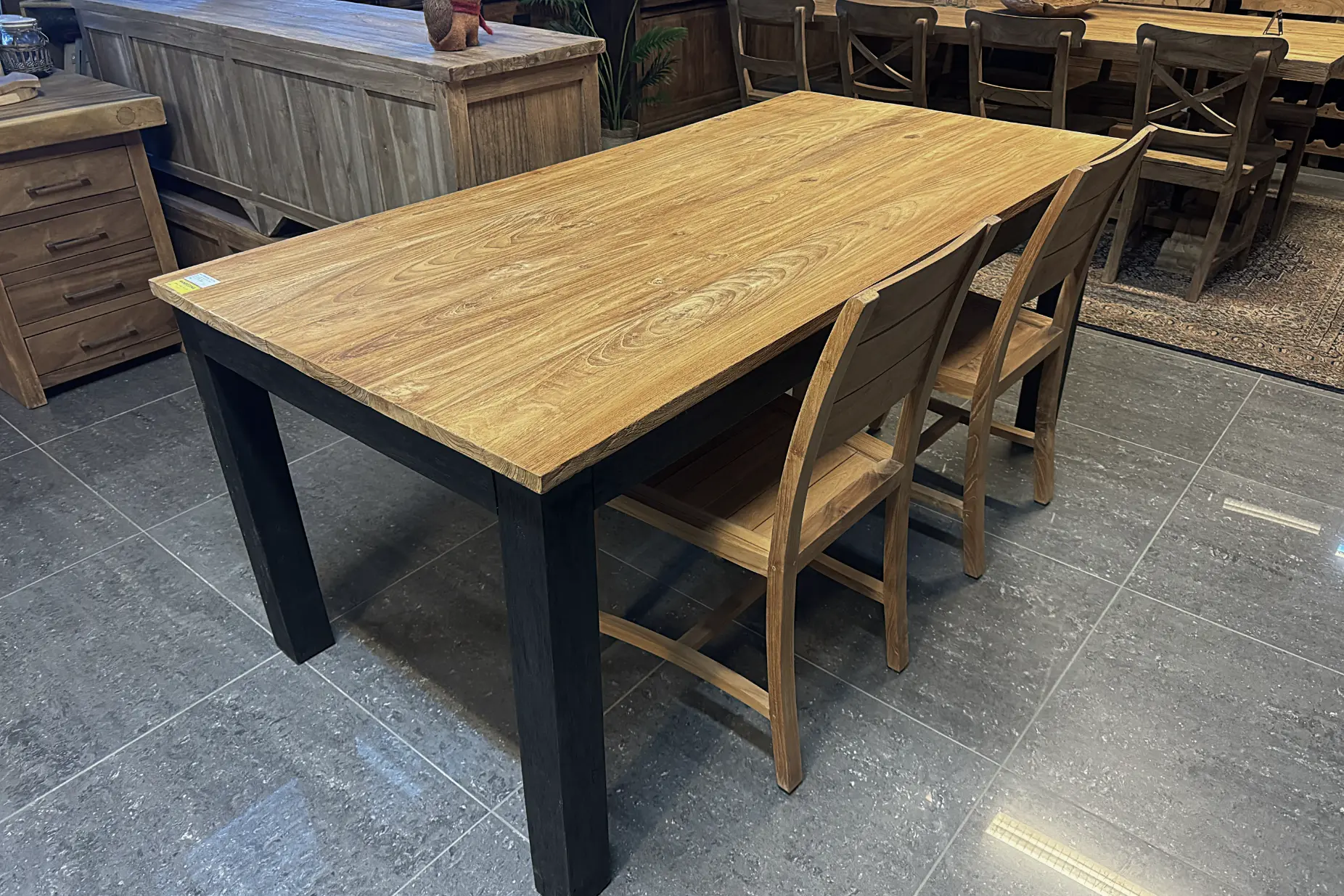 Teak Taman Warna T180 Old | geborstelde eettafel met zwart Moderne geborstelde eettafel met zwarte poten in geborsteld oud teakhout. Houten eetkamertafel - TEAK2.