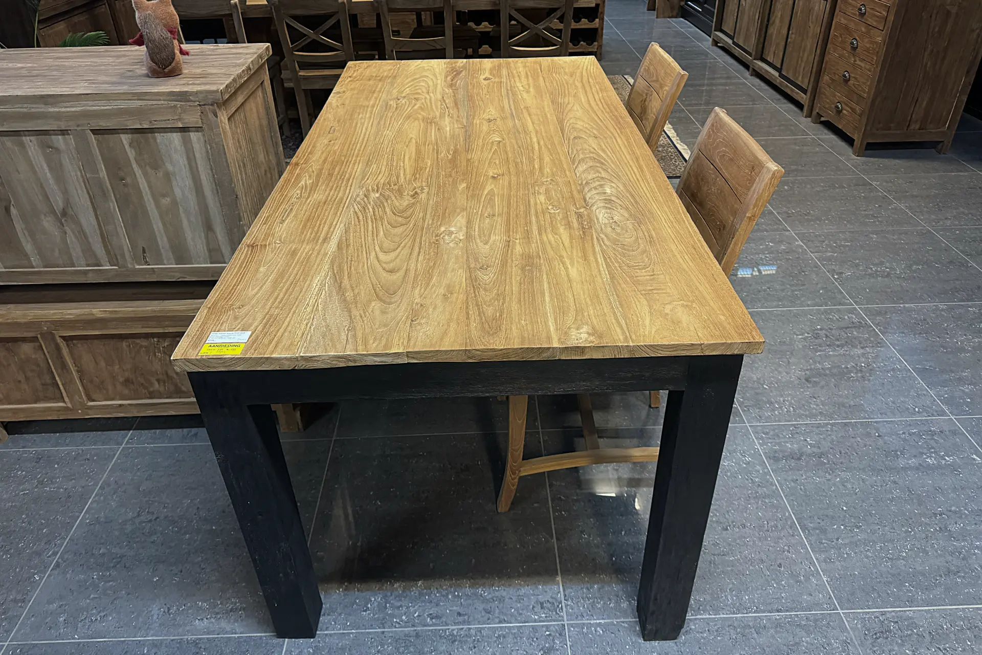 Teak Taman Warna T180 Old | geborstelde eettafel met zwart Moderne geborstelde eettafel met zwarte poten in geborsteld oud teakhout. Houten eetkamertafel - TEAK2.