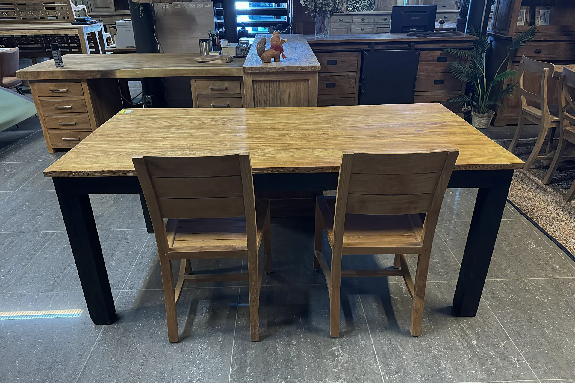 Teak Taman Warna T180 Old | geborstelde eettafel met zwart Moderne geborstelde eettafel met zwarte poten in geborsteld oud teakhout. Houten eetkamertafel - TEAK2.