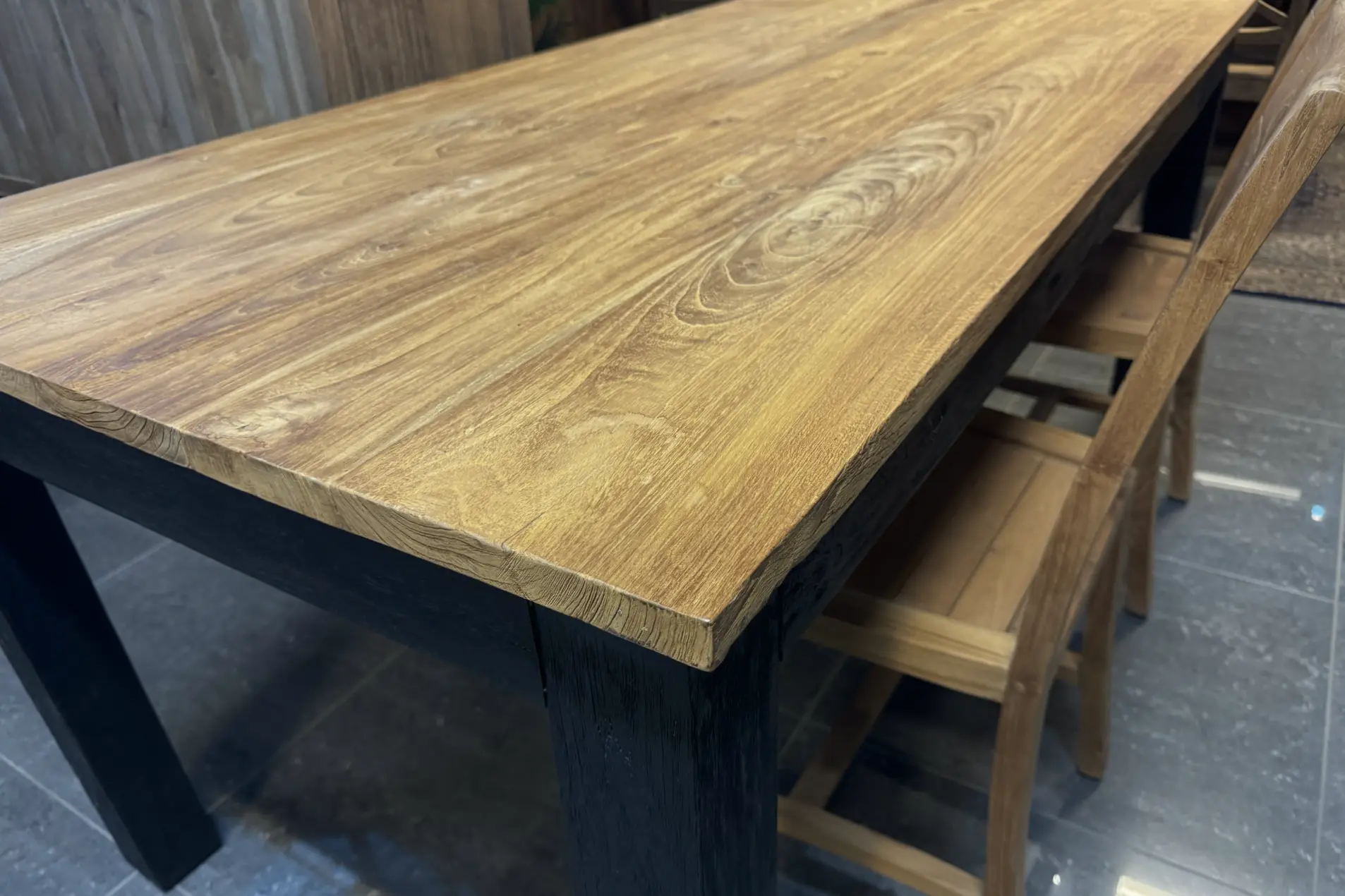 Teak Taman Warna T180 Old | geborstelde eettafel met zwart Moderne geborstelde eettafel met zwarte poten in geborsteld oud teakhout. Houten eetkamertafel - TEAK2.