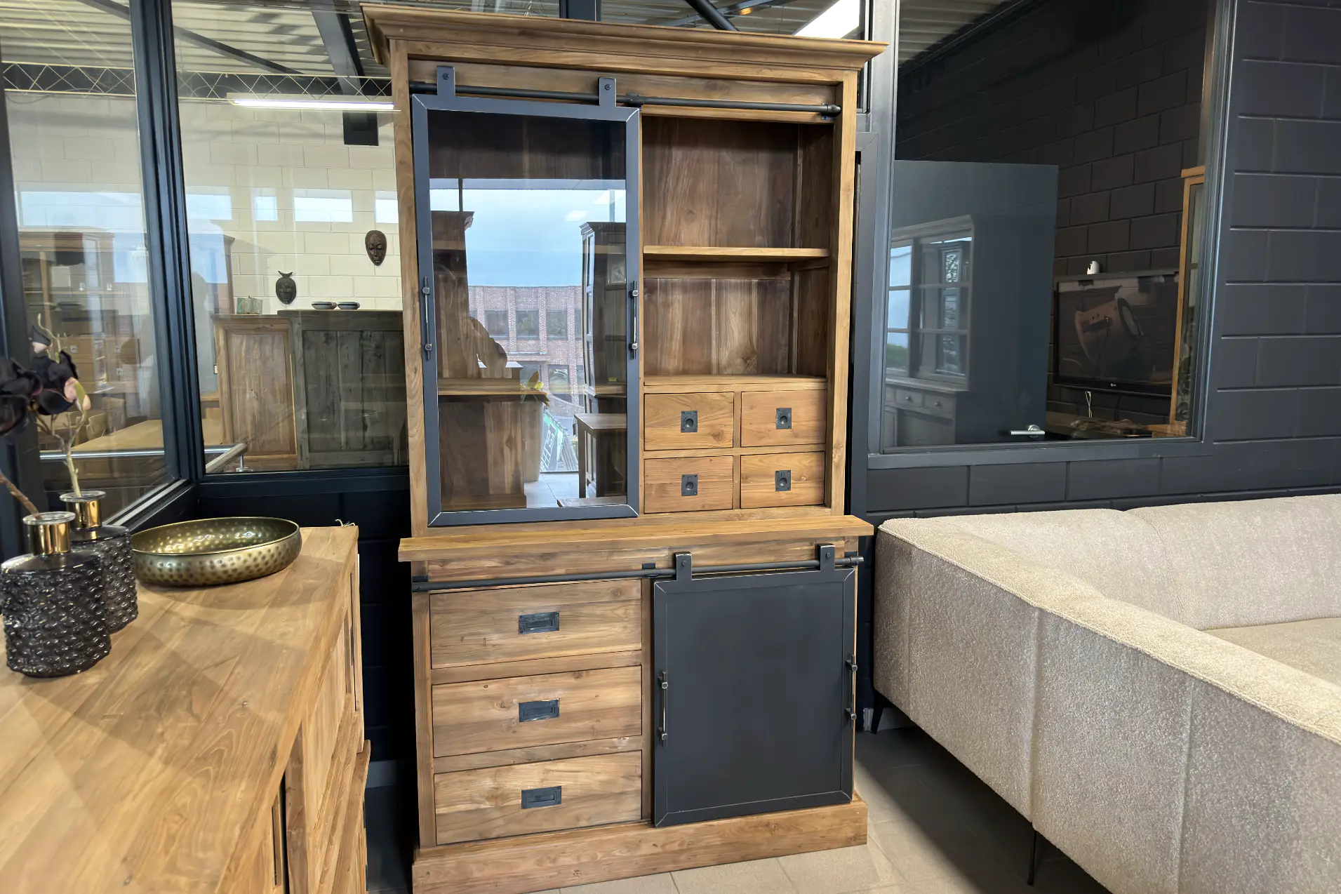 Teak Tangga 110-130MG | schmale Vitrine aus Teakholz Schmale industrielle Vitrine aus Teakholz mit Metall. Schmale industrielle Vitrine aus unbehandeltem Teakholz – TEAK2.