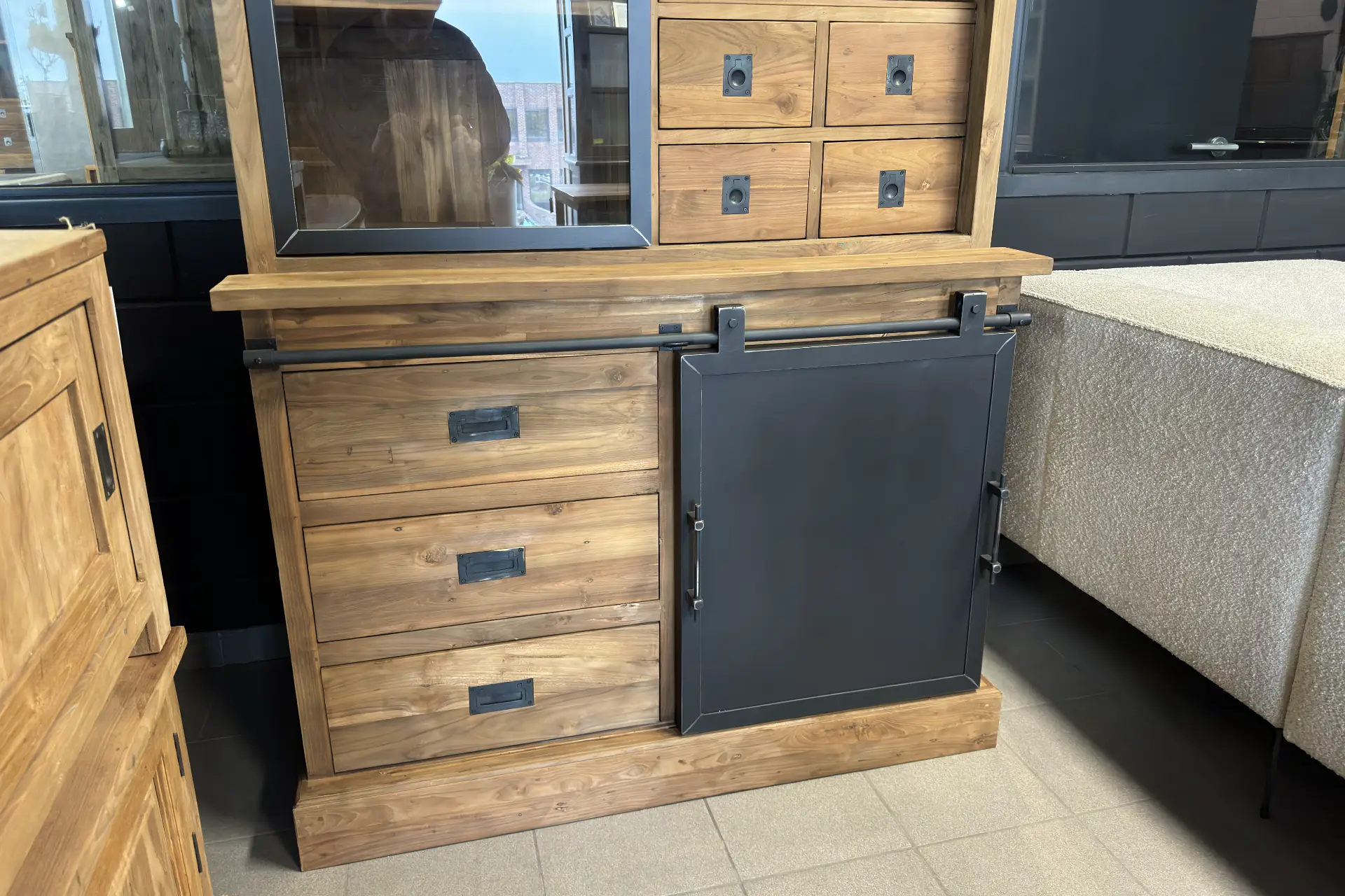 Teak Tangga 110-130MG | schmale Vitrine aus Teakholz Schmale industrielle Vitrine aus Teakholz mit Metall. Schmale industrielle Vitrine aus unbehandeltem Teakholz – TEAK2.