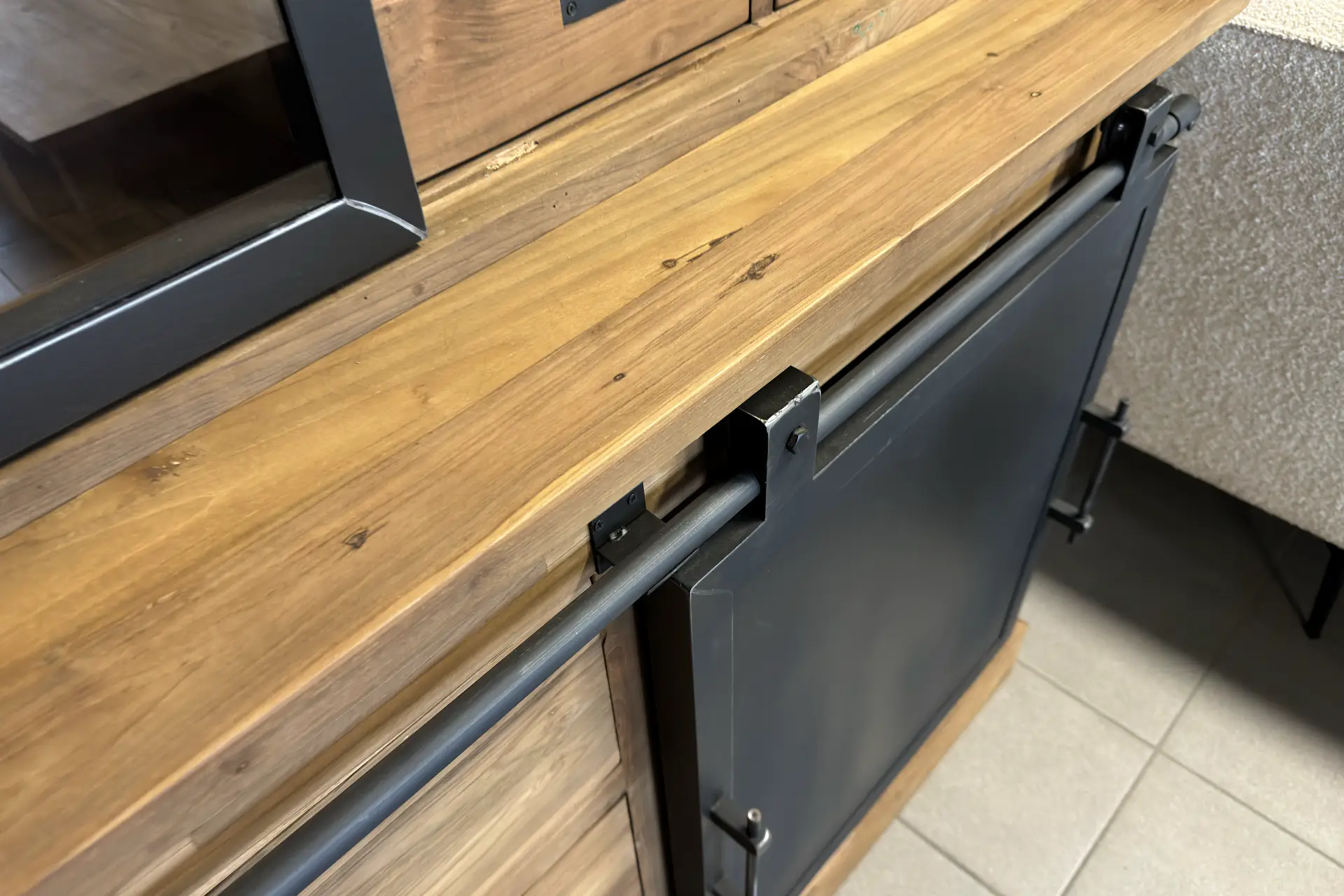 Teak Tangga 110-130MG | schmale Vitrine aus Teakholz Schmale industrielle Vitrine aus Teakholz mit Metall. Schmale industrielle Vitrine aus unbehandeltem Teakholz – TEAK2.