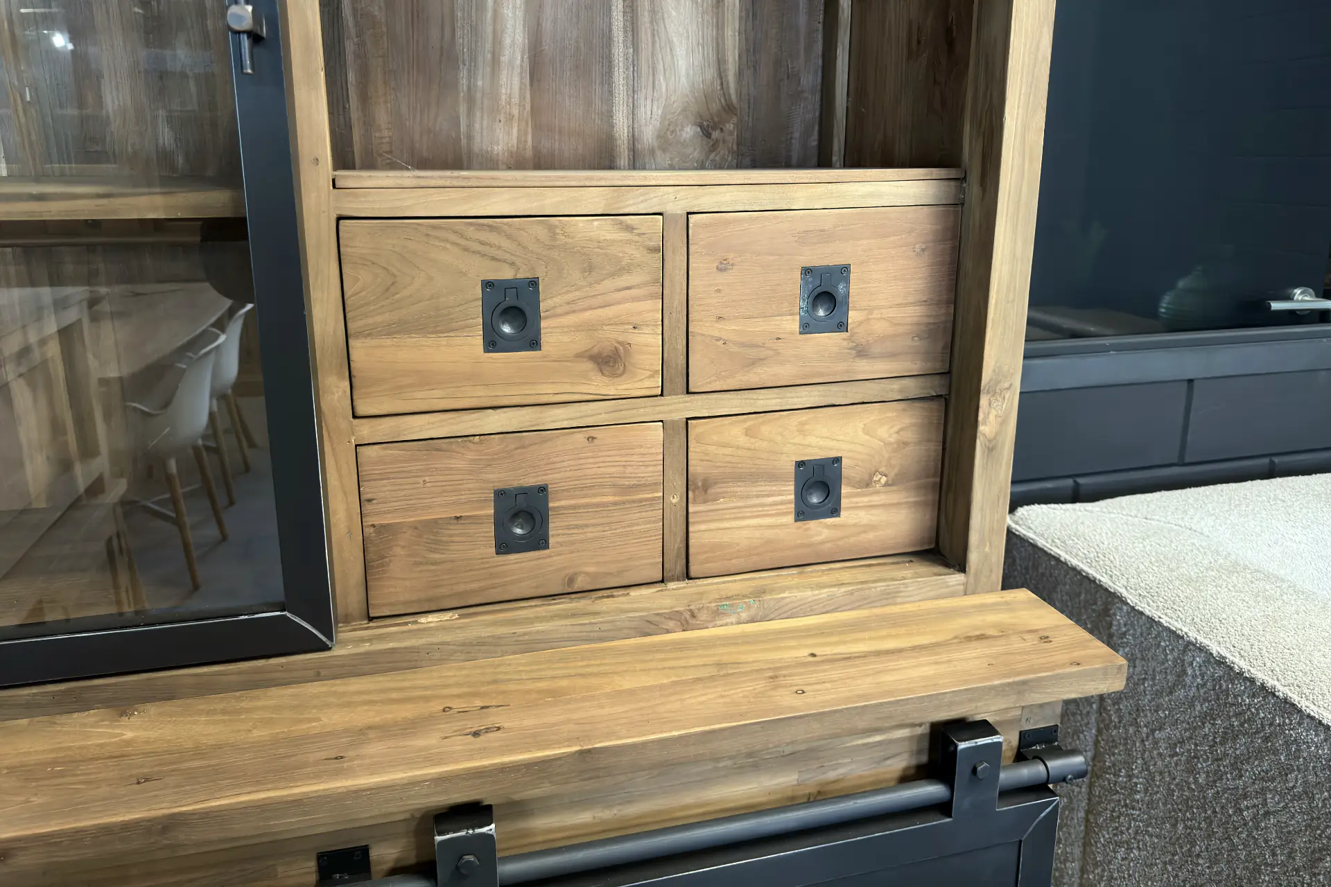 Teak Tangga 110-130MG | schmale Vitrine aus Teakholz Schmale industrielle Vitrine aus Teakholz mit Metall. Schmale industrielle Vitrine aus unbehandeltem Teakholz – TEAK2.